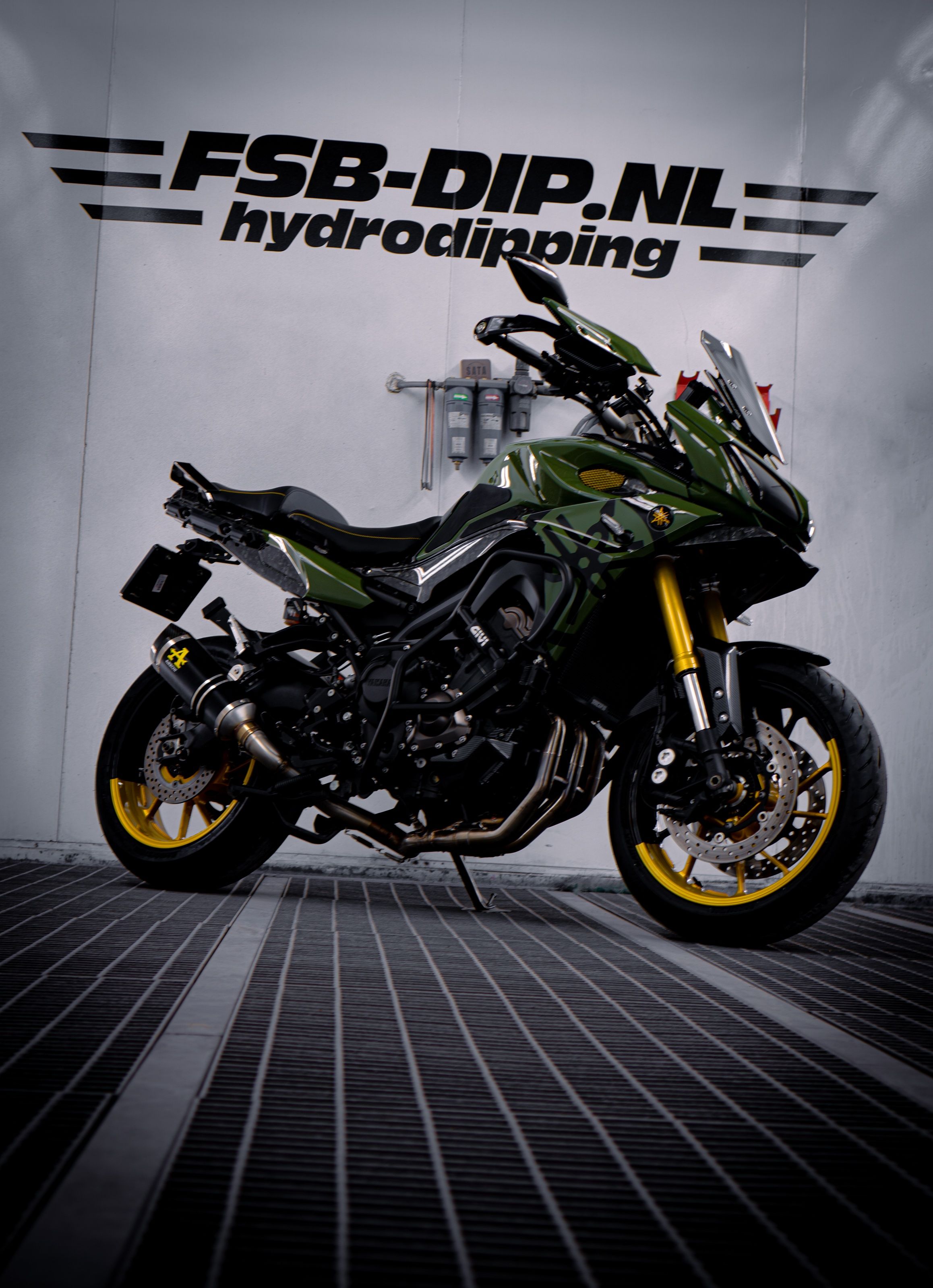Yamaha Tracer 900 in olijfgroen met gouden velgen in de spuitcabine