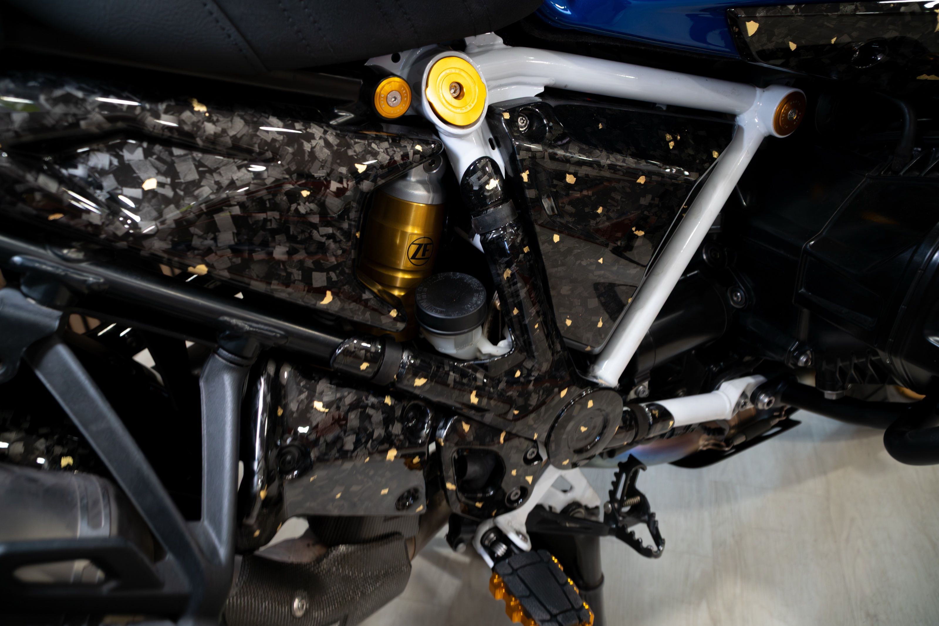 Framedelen in forged carbon met gouden boutjes
