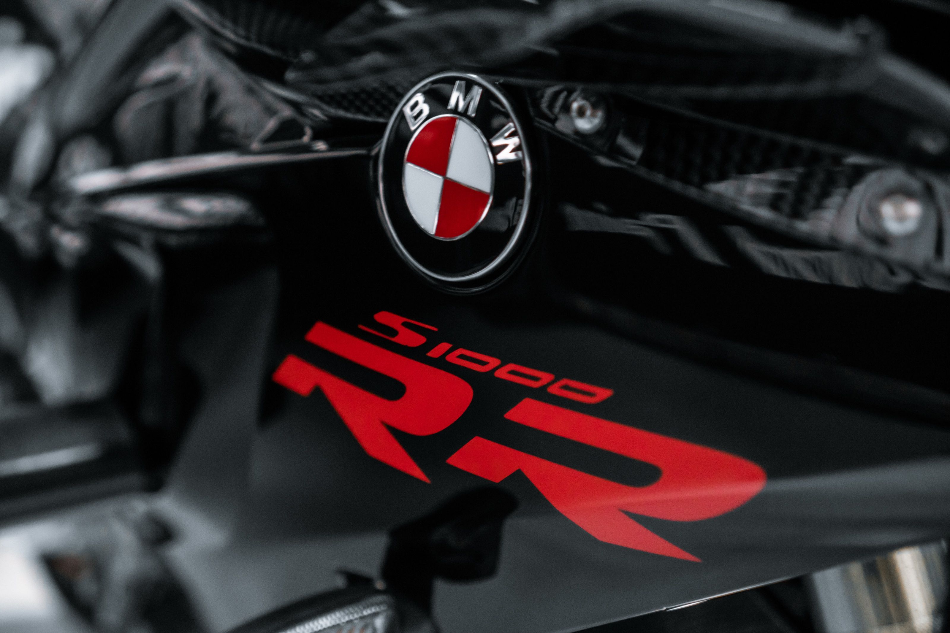 Rood S1000RR-logo op de zwarte kuip