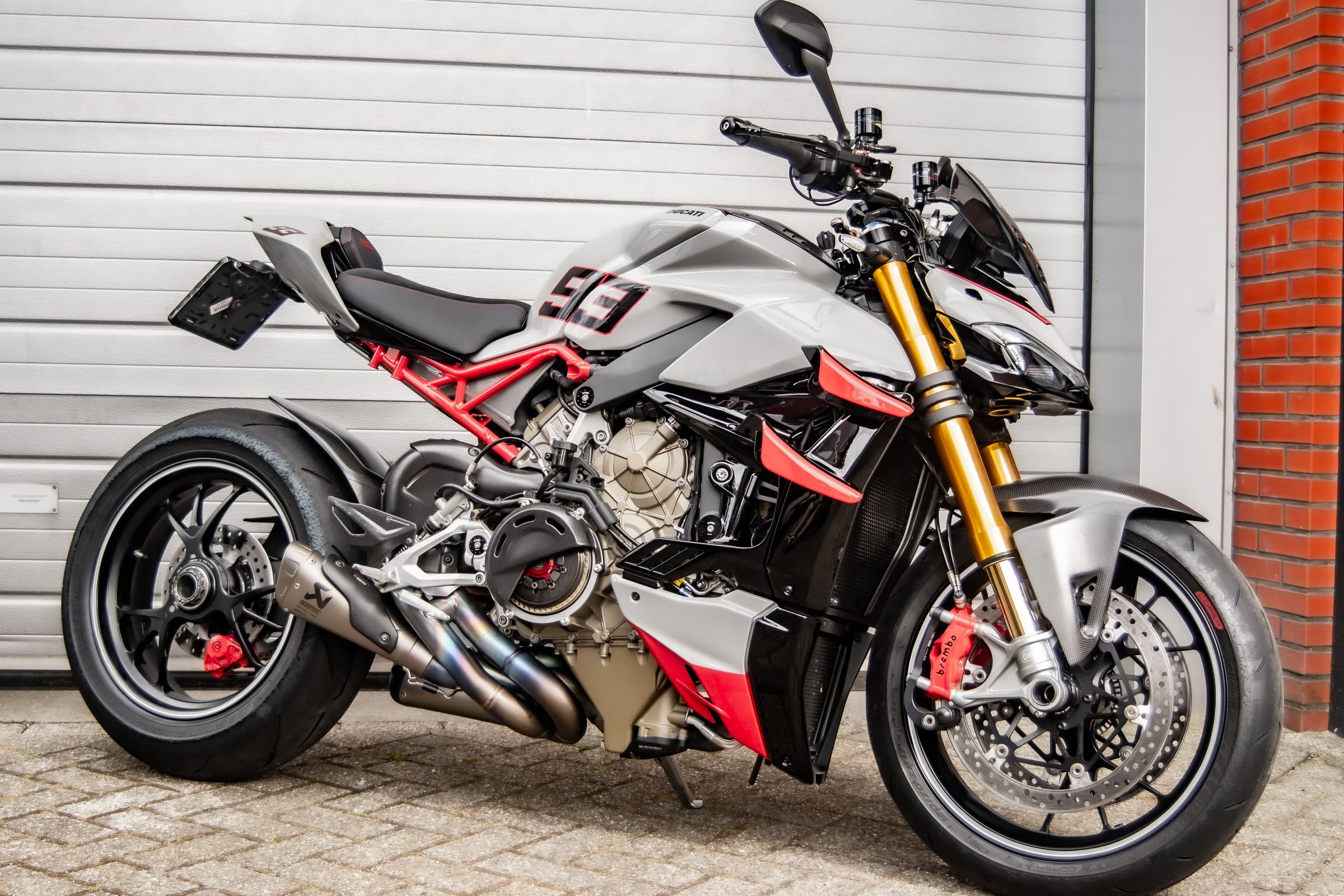 Afgeronde motor in de werkplaats