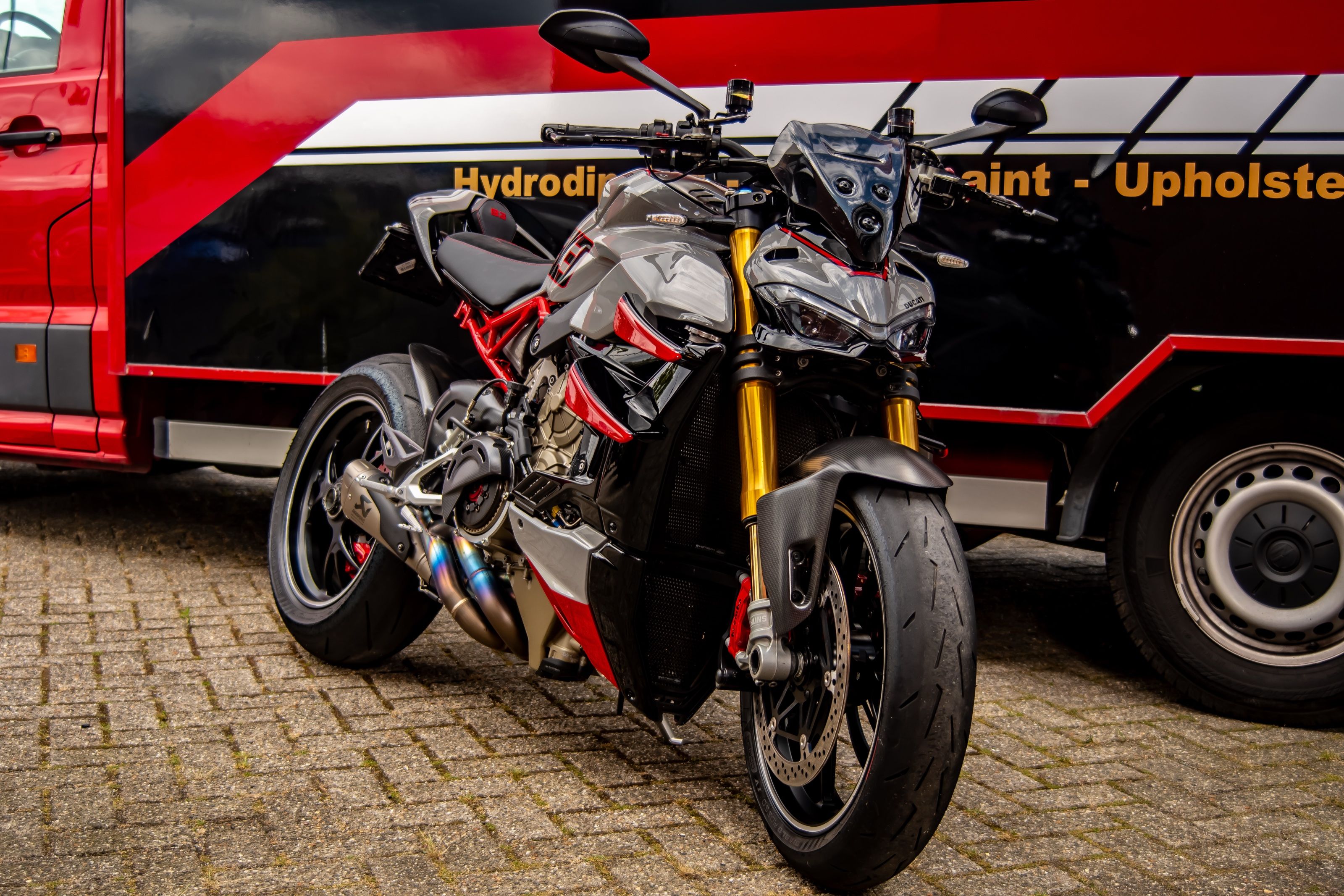 Vooraanzicht met gouden voorvork