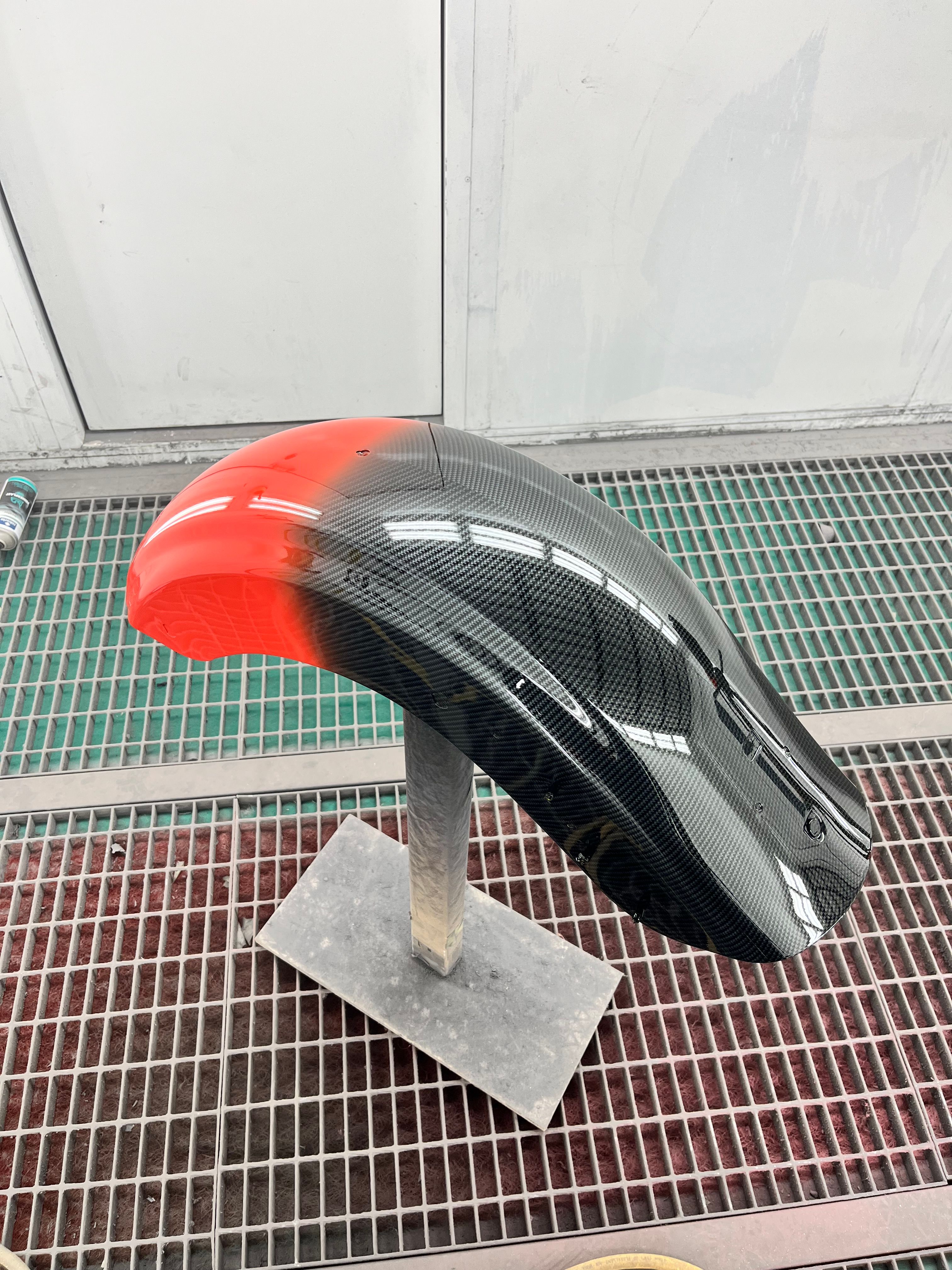 Voorspatbord met carbon en een oranjerode neus