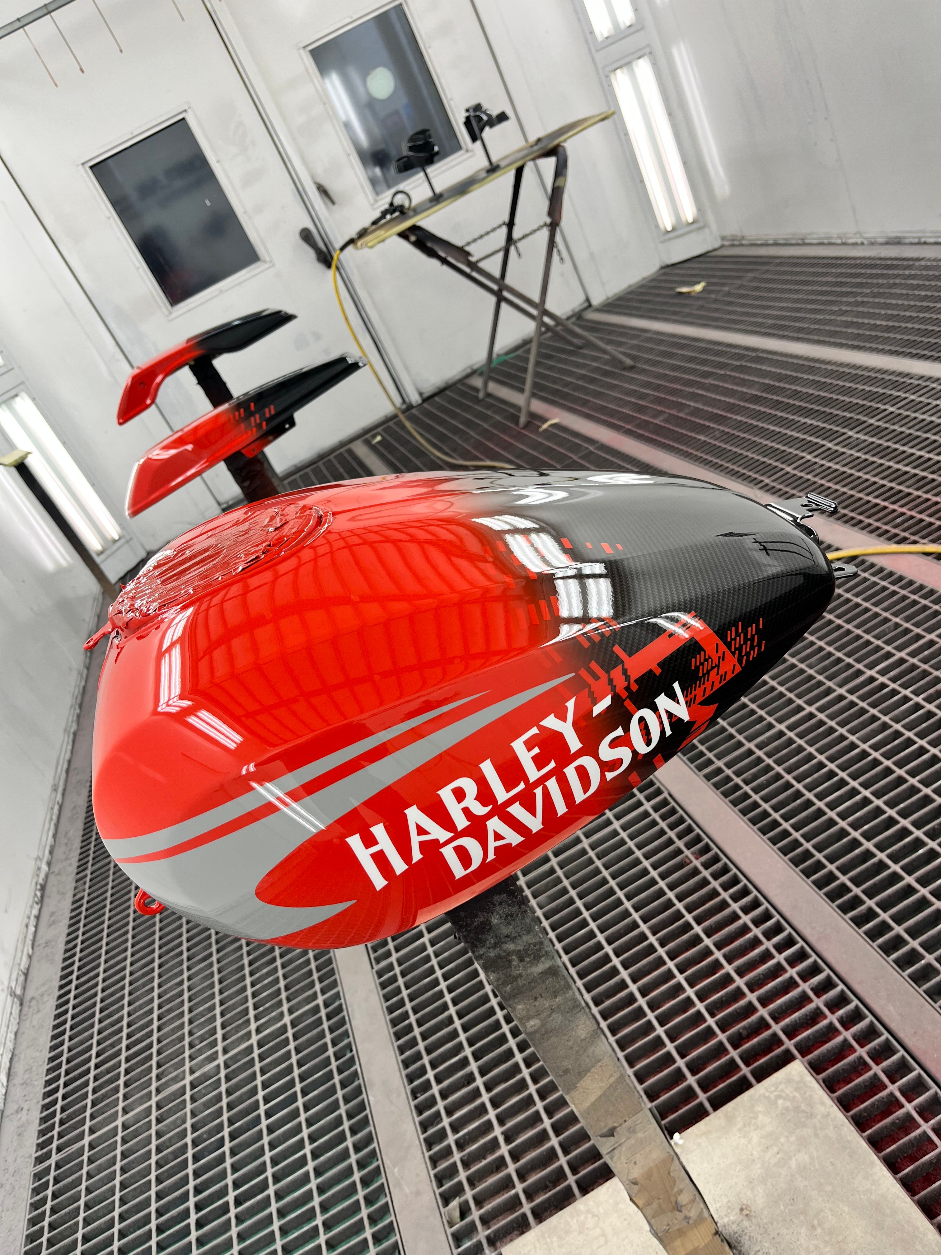 Tank in de spuitcabine, met ingespoten Harley-Davidson-belettering