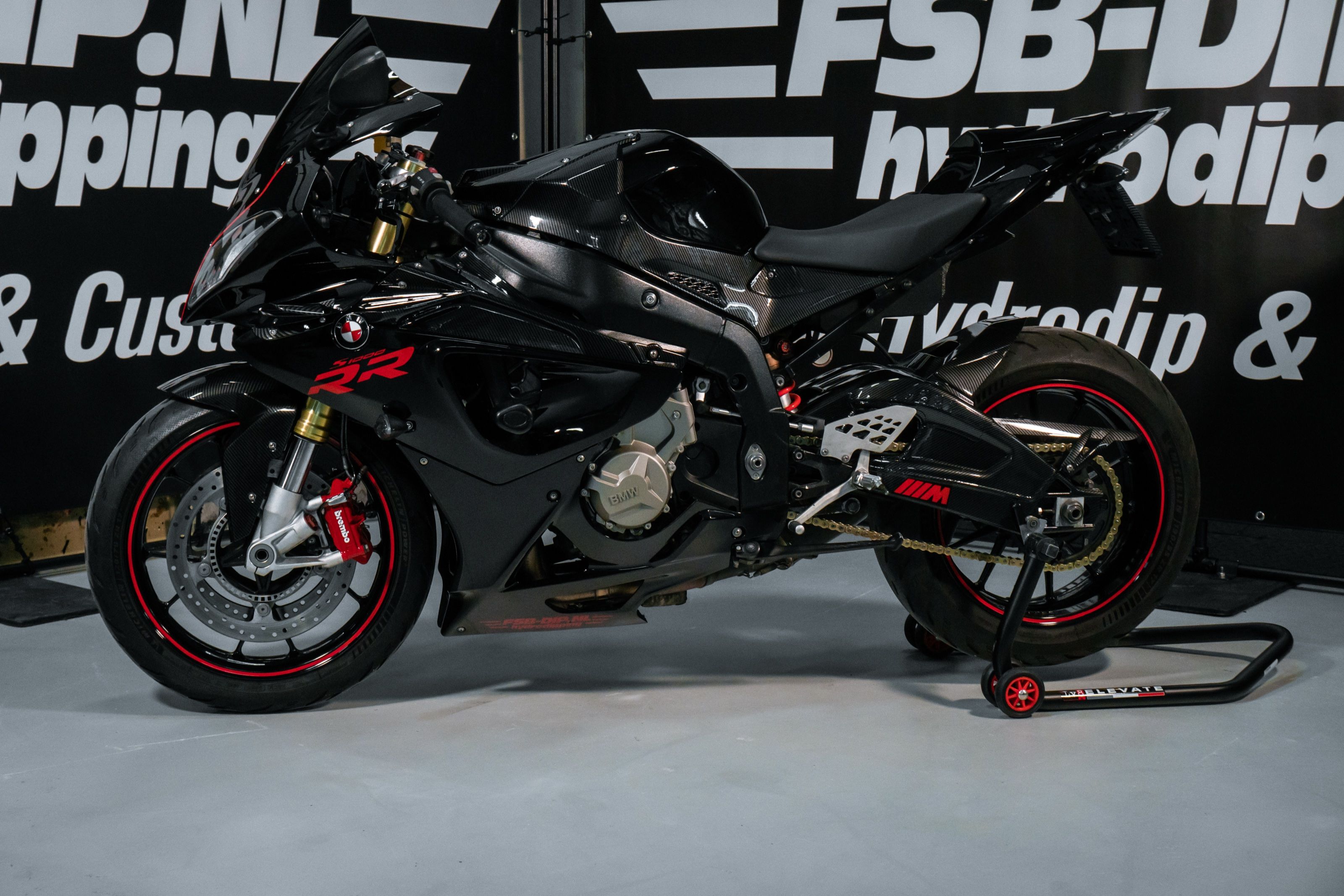 Zijaanzicht van de zwart-rode S1000RR