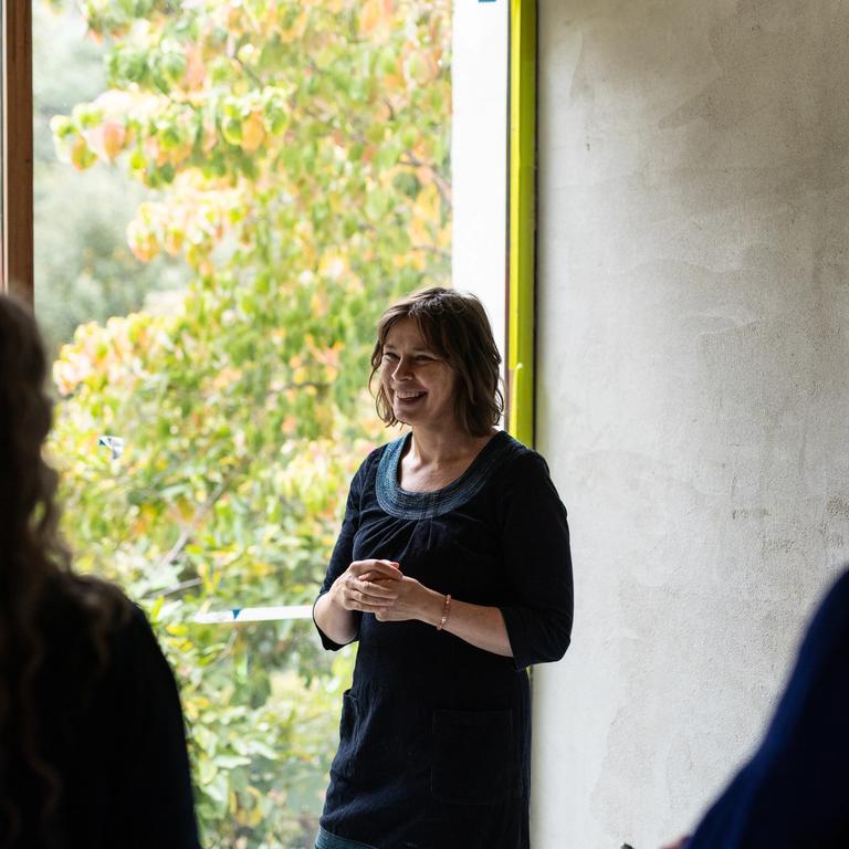 a smiling photo of Minky, a woman with short brown hair in the South Hobart Garden Studio | trauma-focused therapy in Nipaluna/Hobart | Tempo Therapy and Consulting