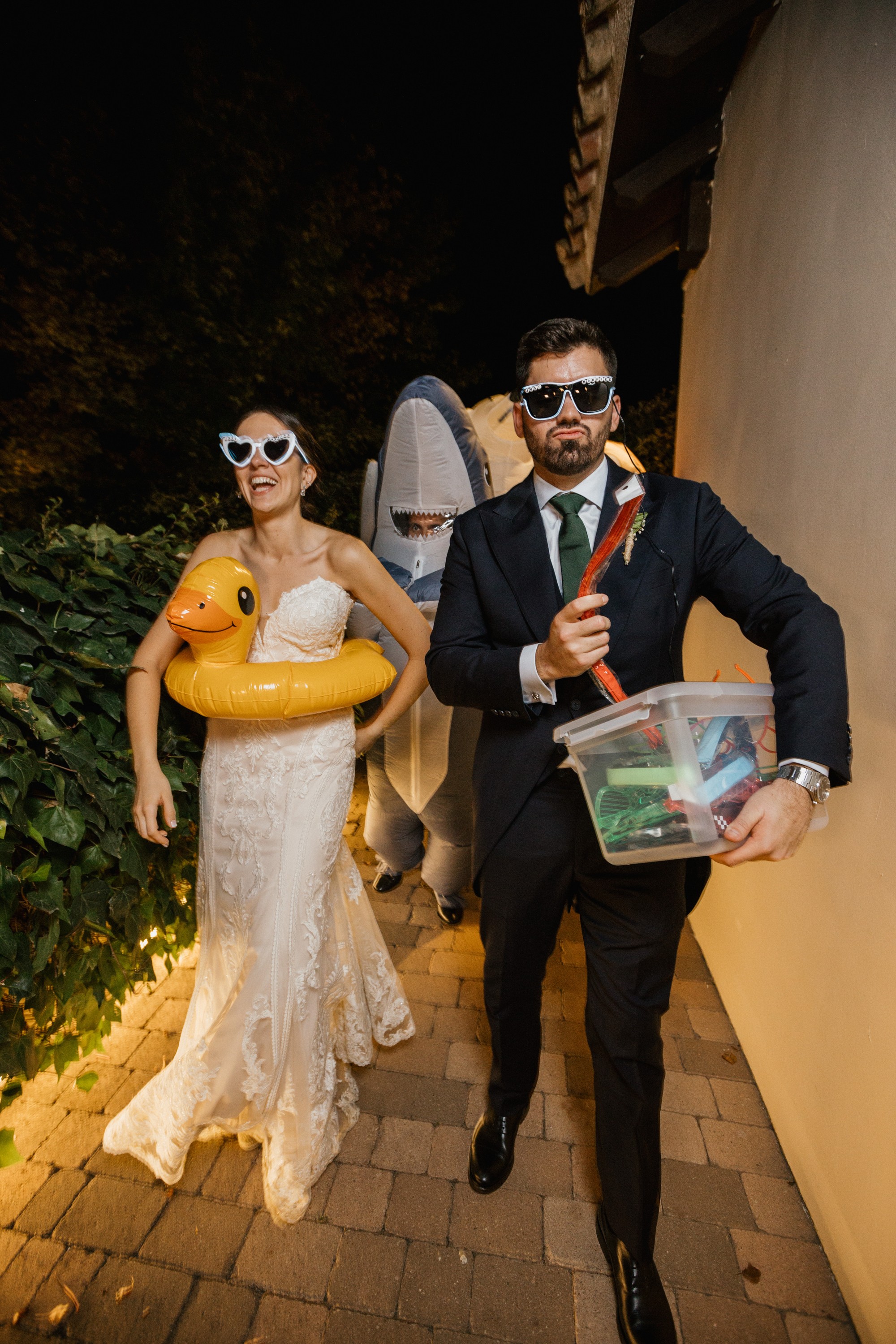 Los novios llegan con gafas divertidas y un flotador de pato para empezar la hora loca