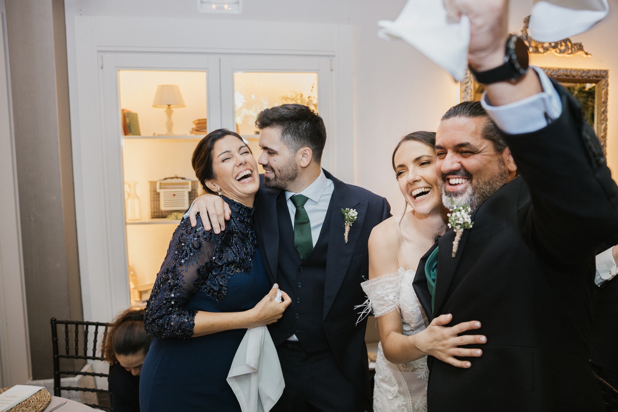 Los invitados abrazan a los novios entre risas y servilletas al vuelo