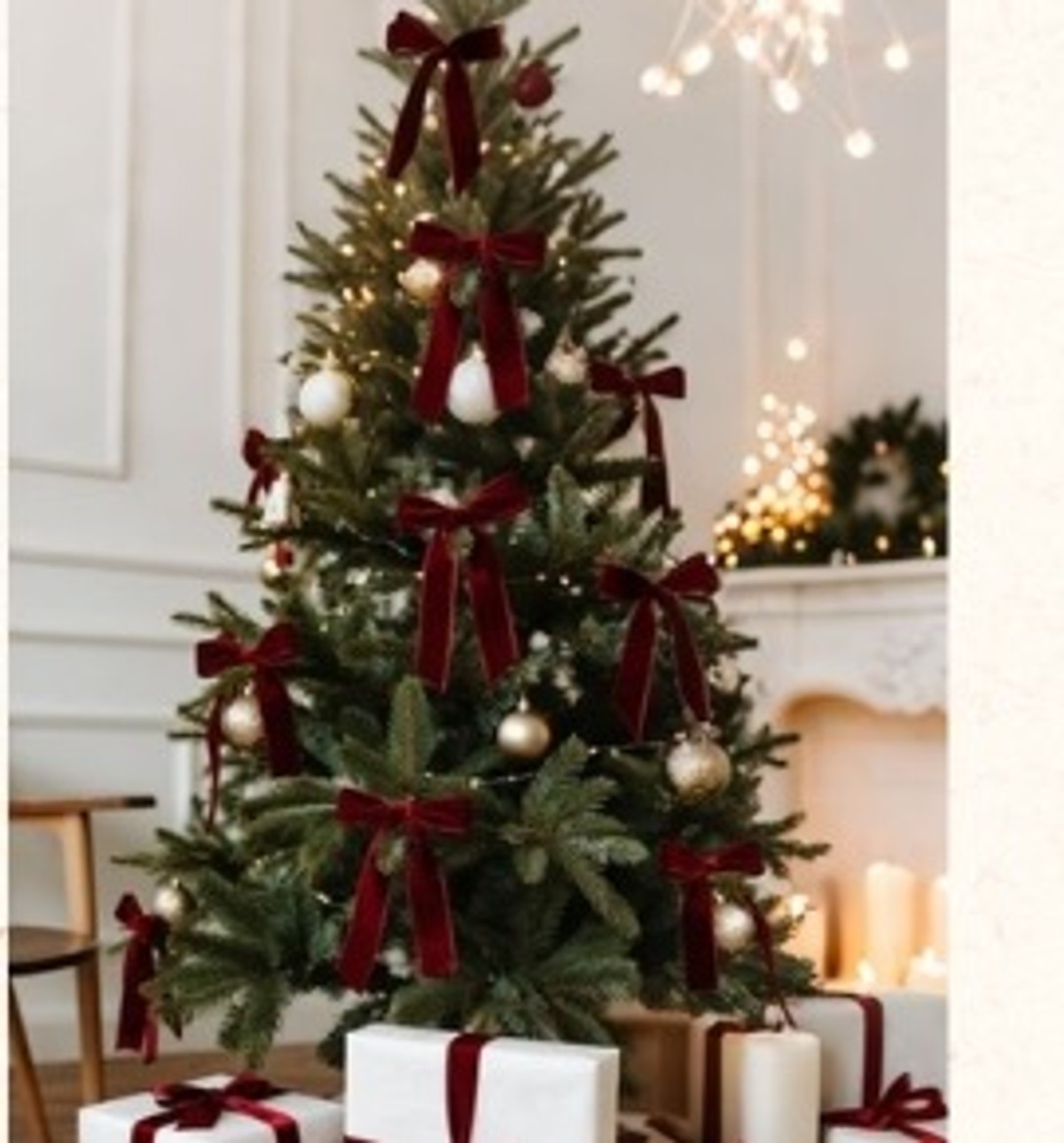 Árbol de Navidad con lazos de terciopelo burdeos y regalos envueltos en blanco