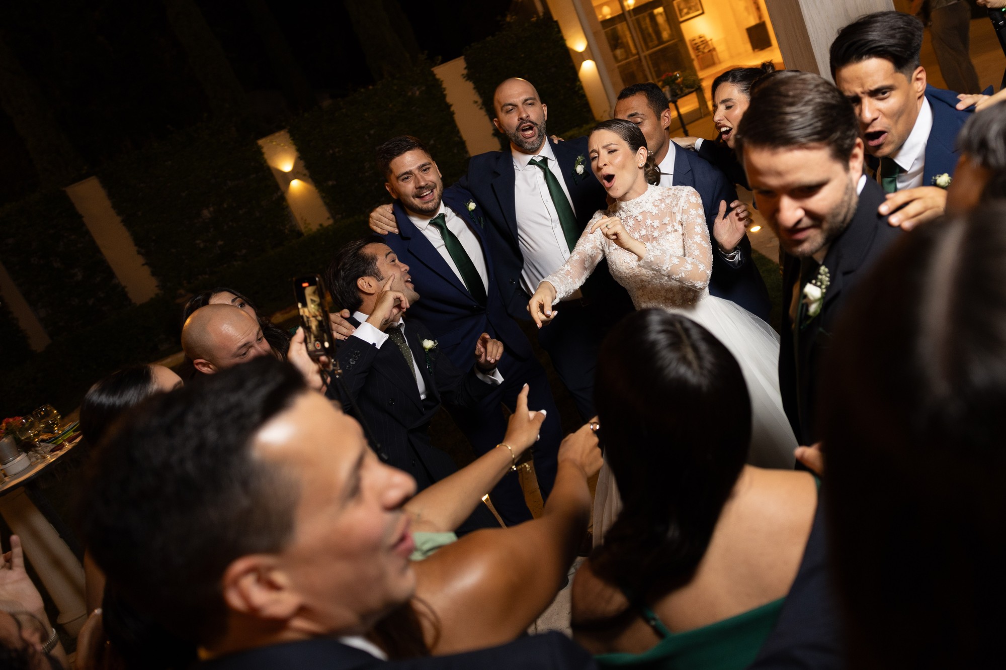 La novia canta a coro con los invitados en mitad de la fiesta