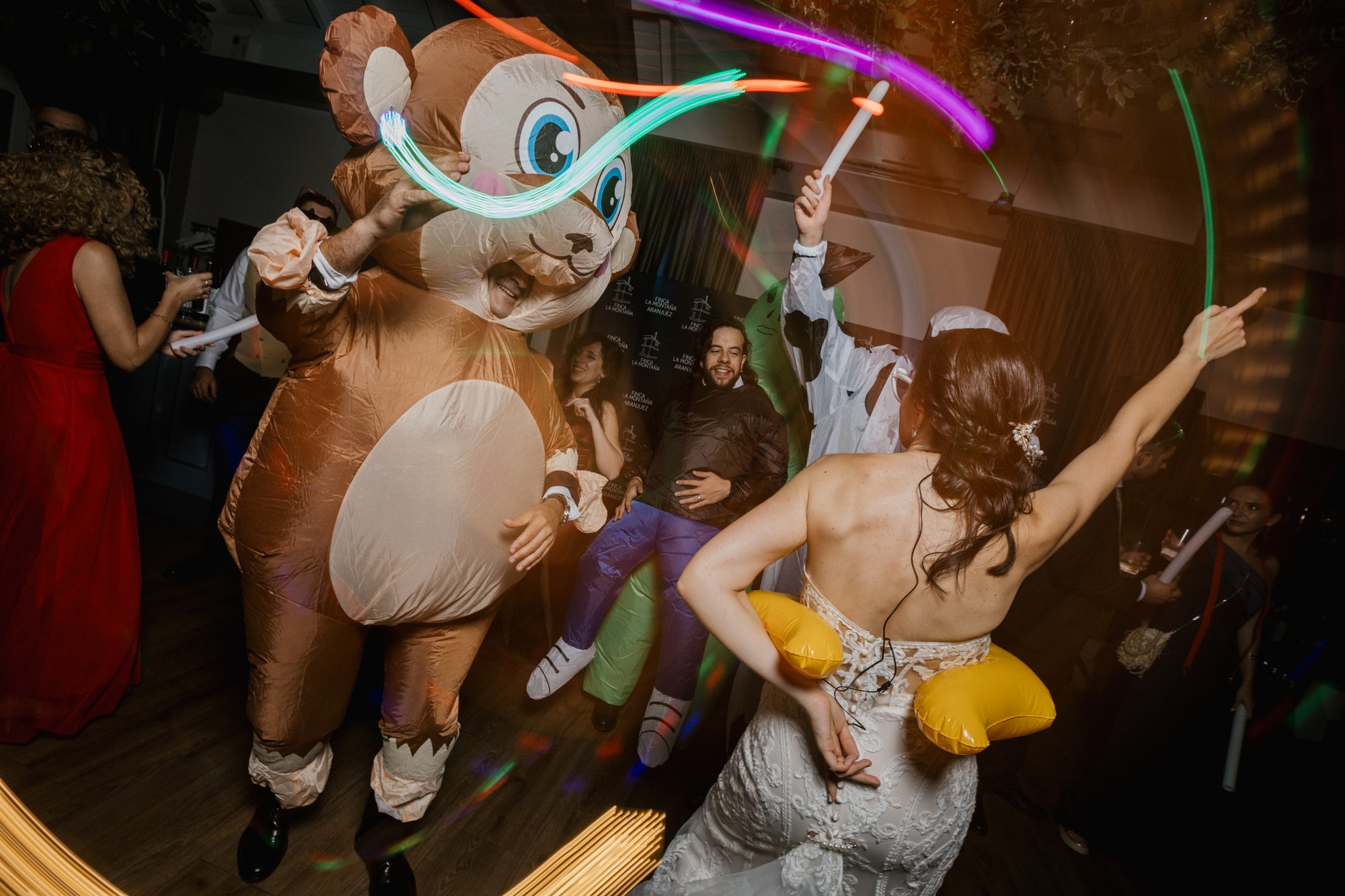 Un invitado disfrazado de ardilla hinchable baila frente a la novia