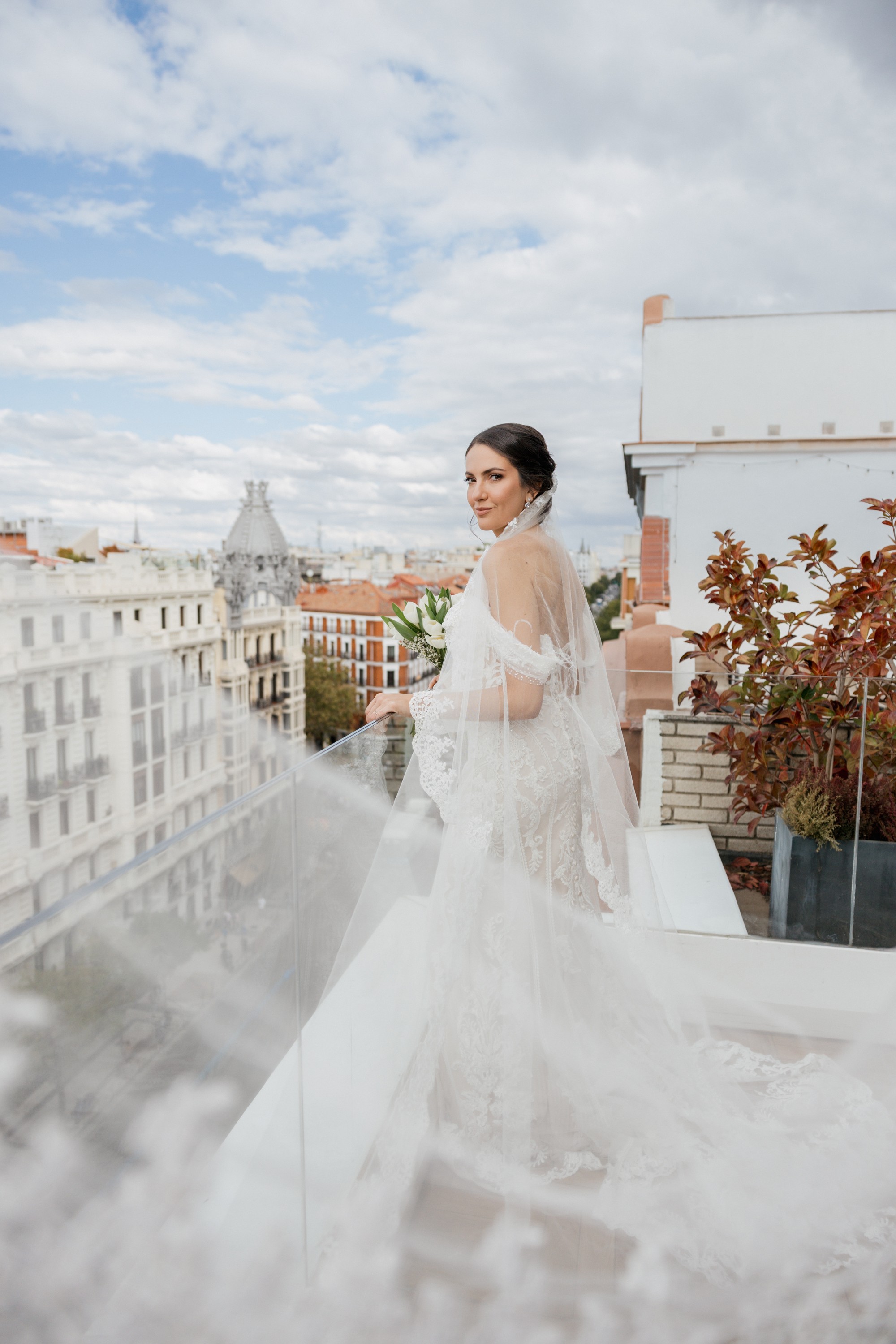 La novia se gira sobre la azotea con los tejados de Madrid a su espalda