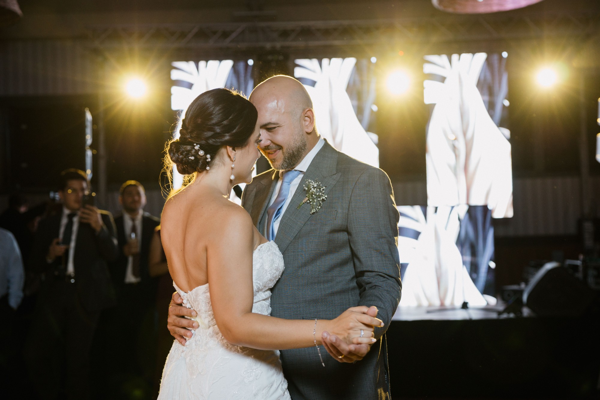 El primer baile: los novios juntan las frentes bajo las luces de la pista
