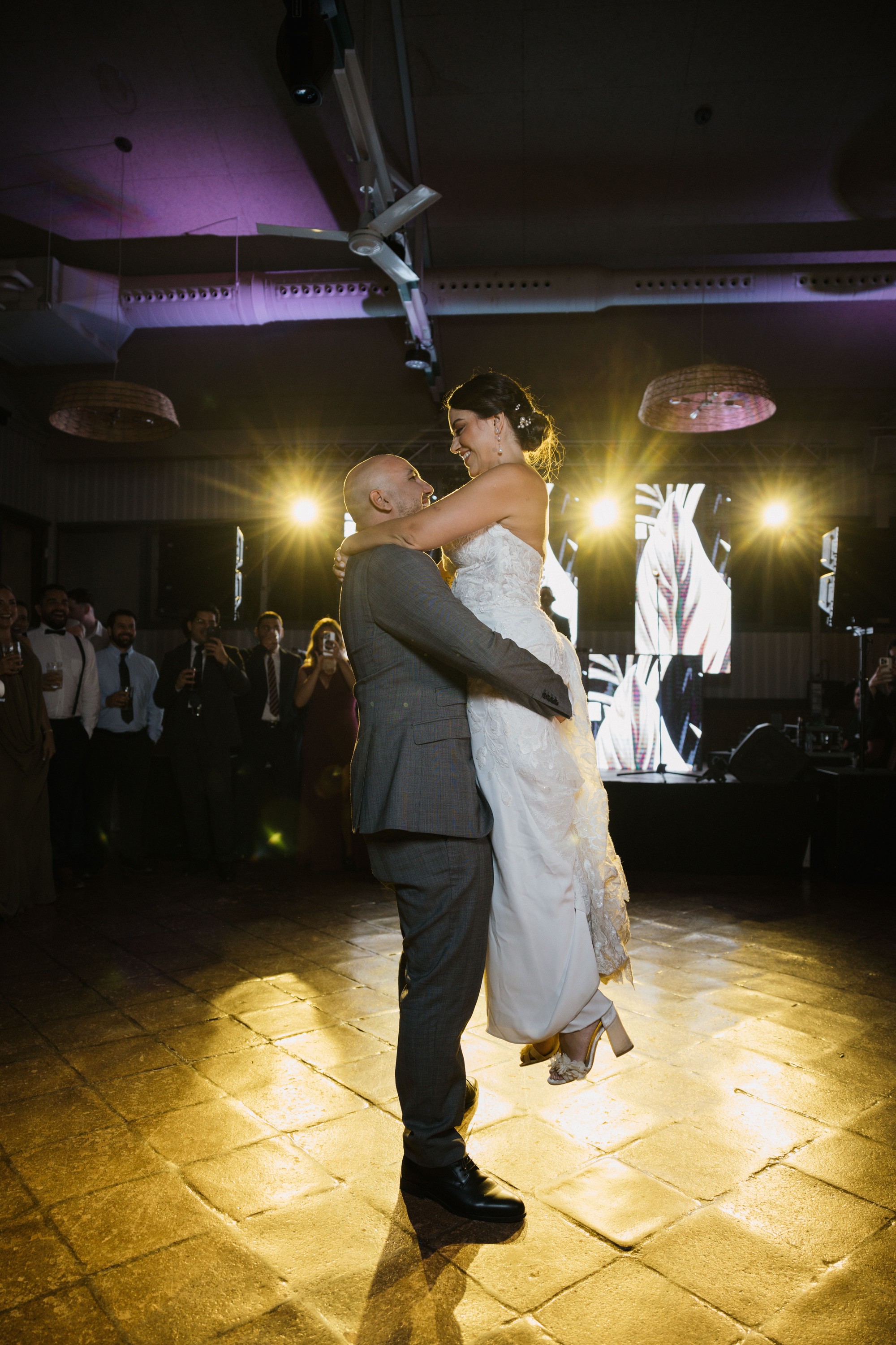 El novio levanta en volandas a la novia en mitad del primer baile