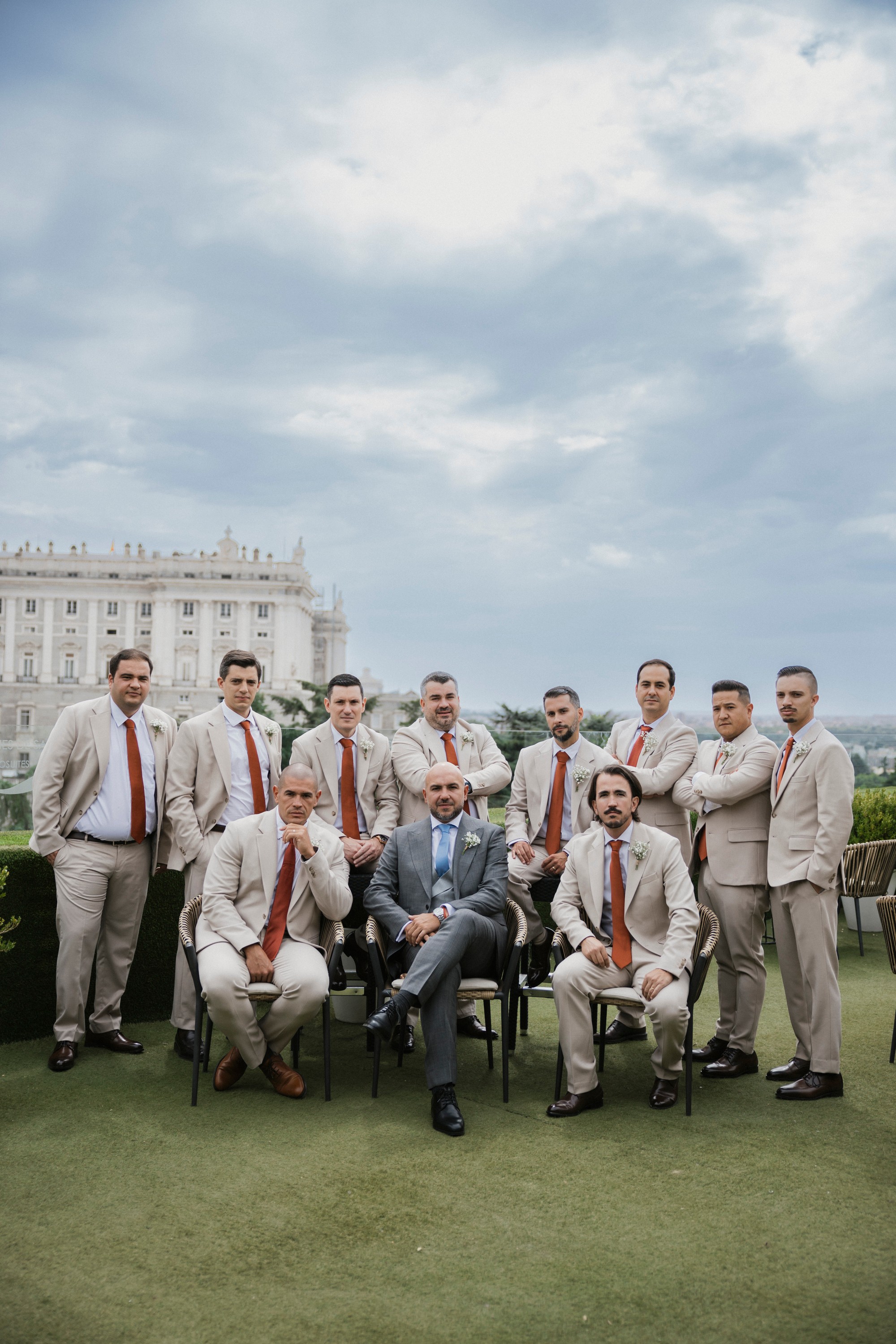 Retrato del novio con sus amigos en la terraza, con el Palacio Real de Madrid a su espalda