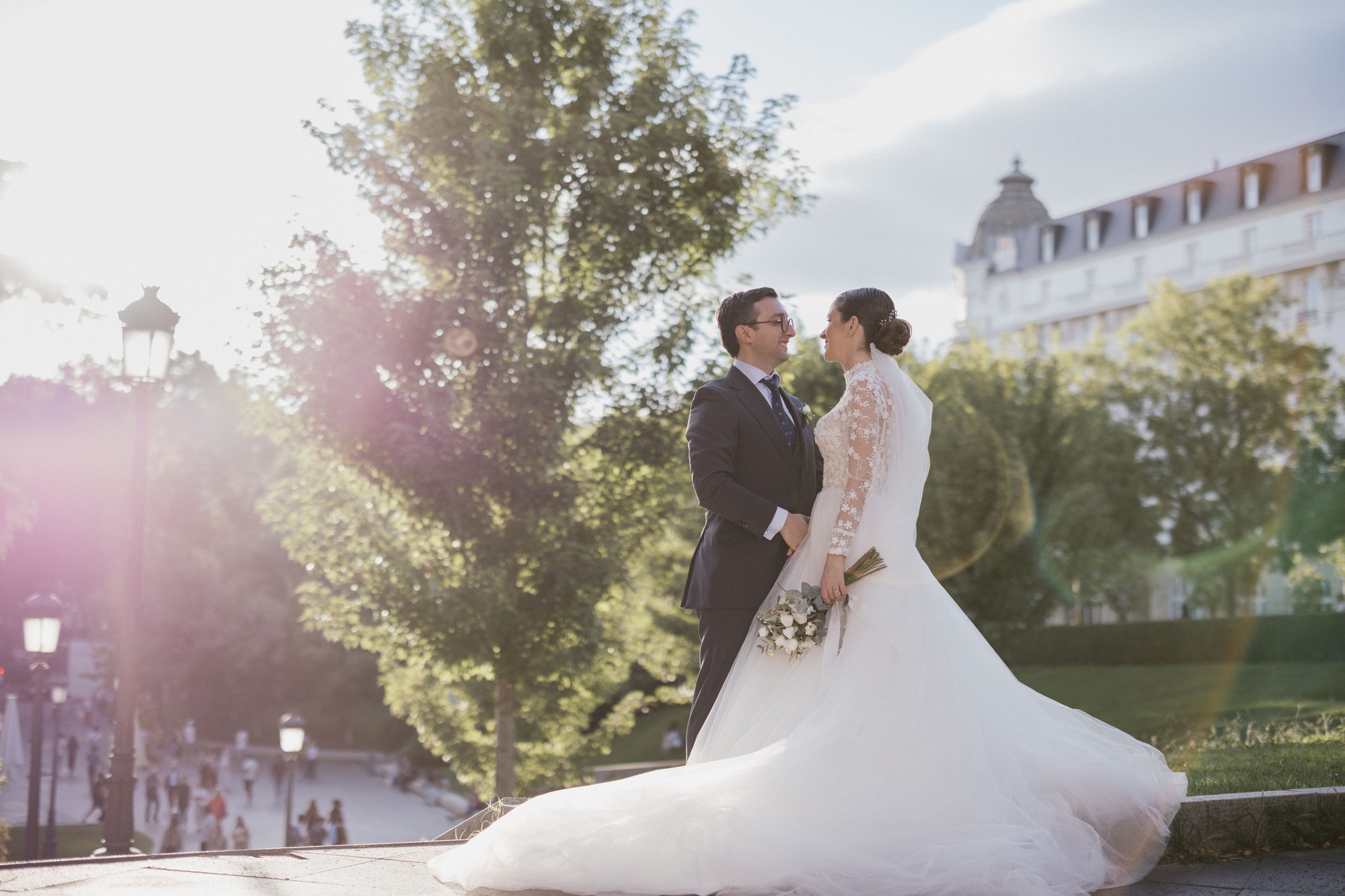 Los novios se miran a contraluz del sol de la tarde en un mirador del parque