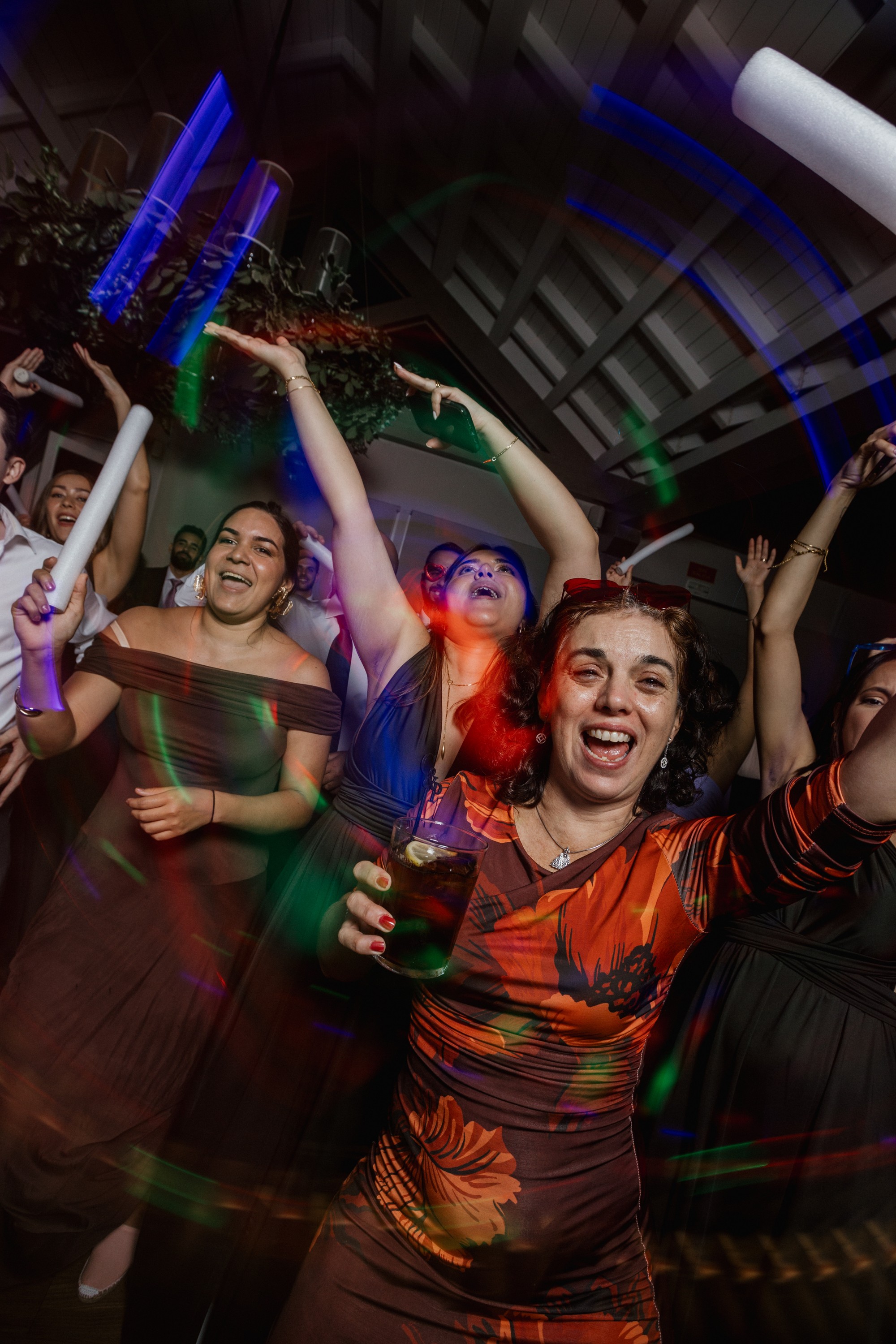 Los invitados bailan entre estelas de luz y barras fluorescentes