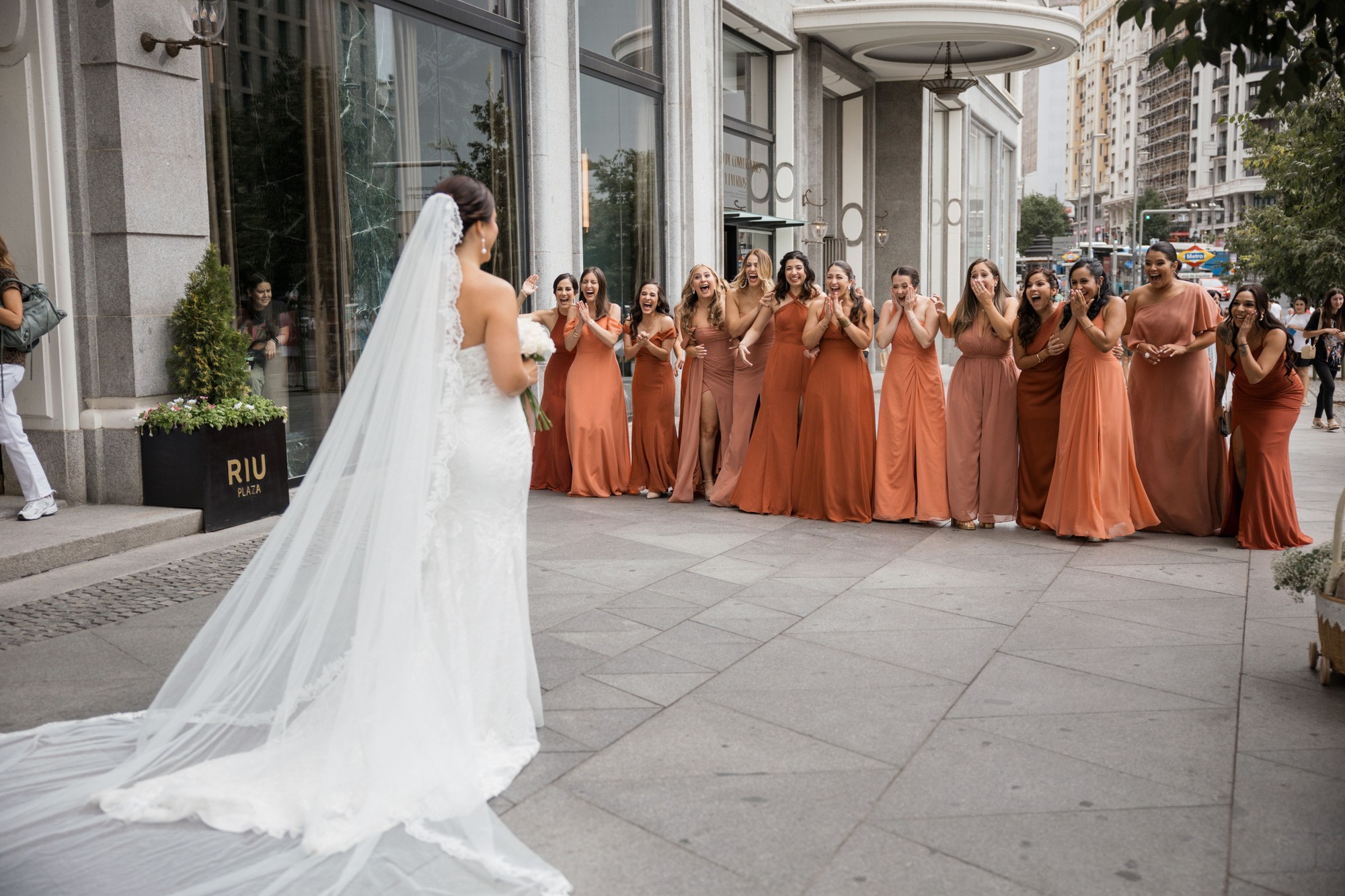 Las amigas de la novia se emocionan al verla vestida por primera vez a las puertas del hotel