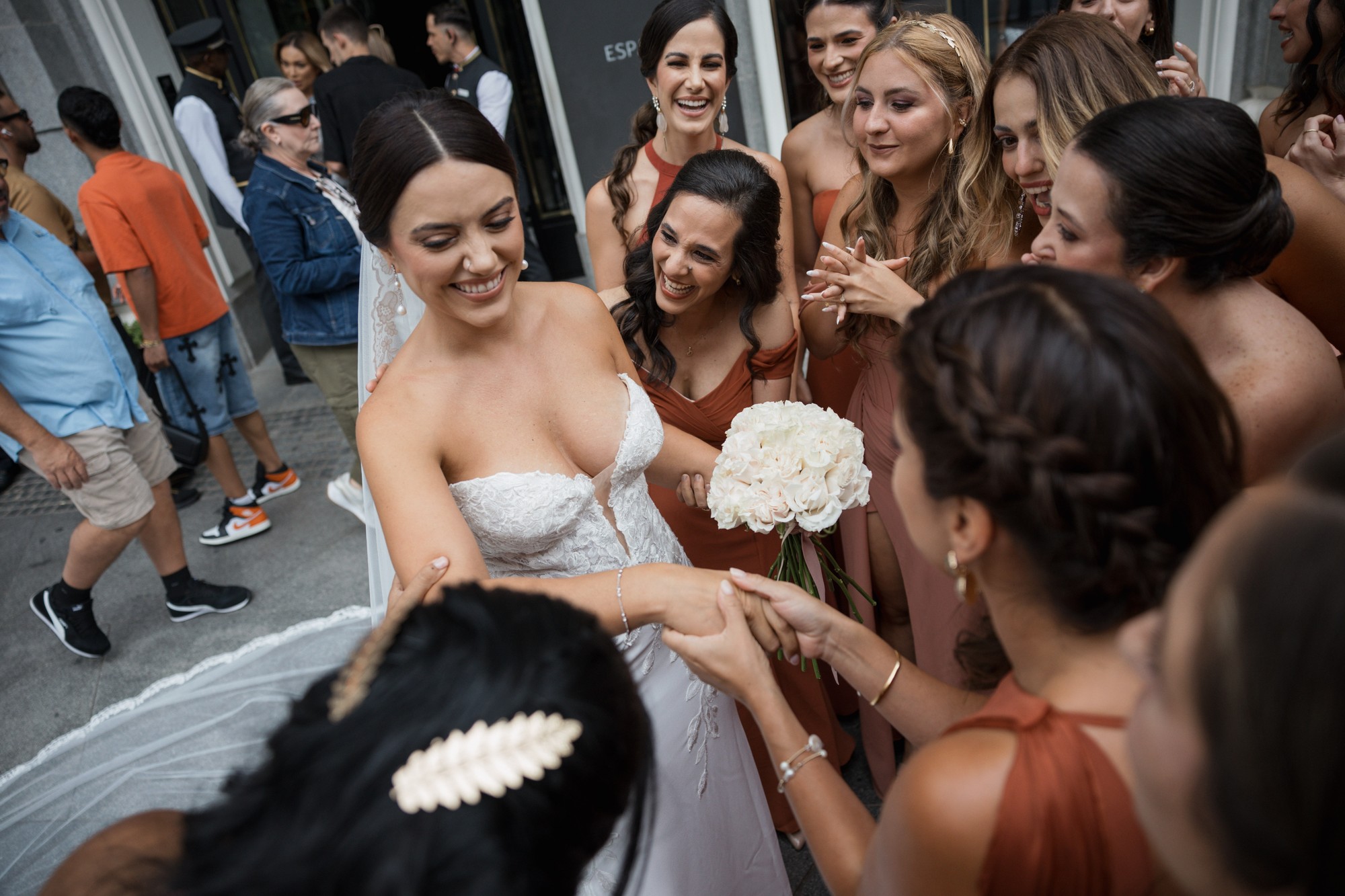 Las amigas rodean a la novia entre abrazos y manos entrelazadas en plena calle