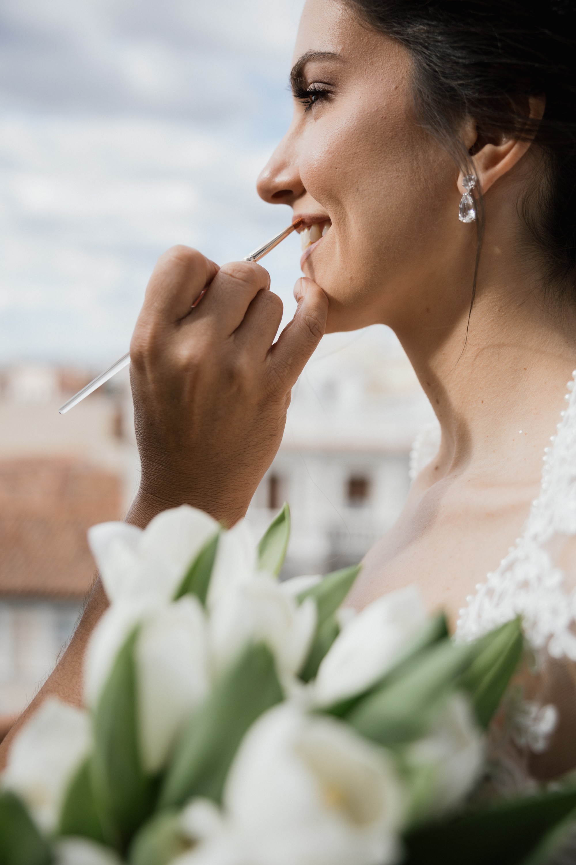 Perfilan los labios de la novia con un pincel, con los tejados de Madrid al fondo