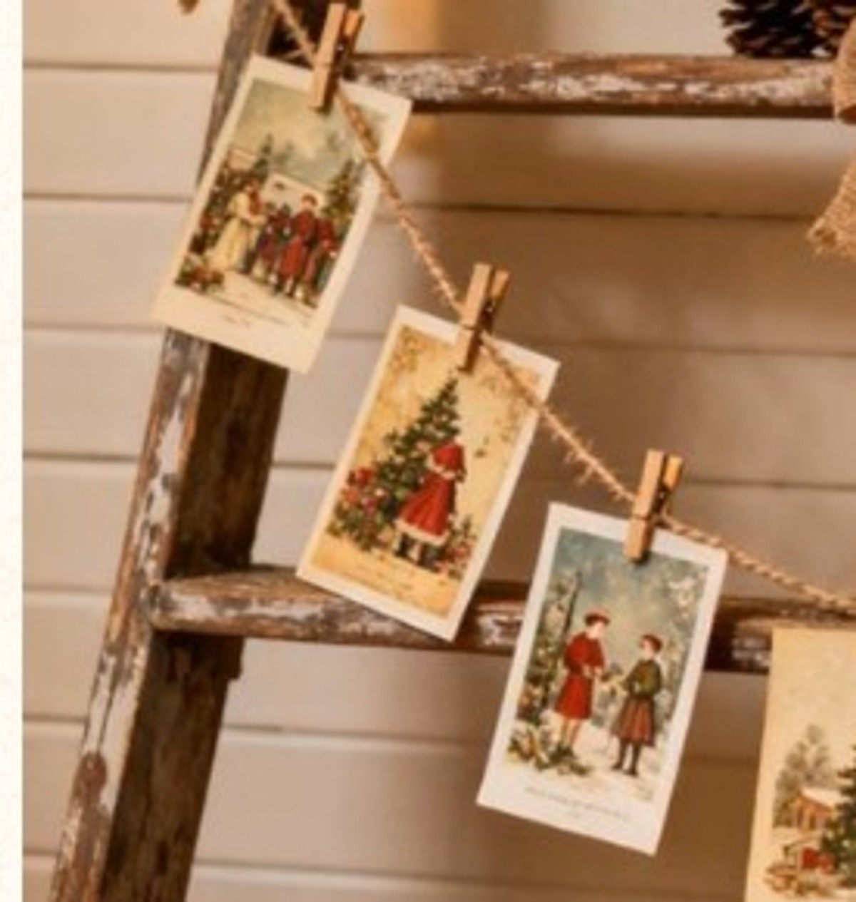 Postales navideñas vintage colgadas con pinzas de una escalera de madera