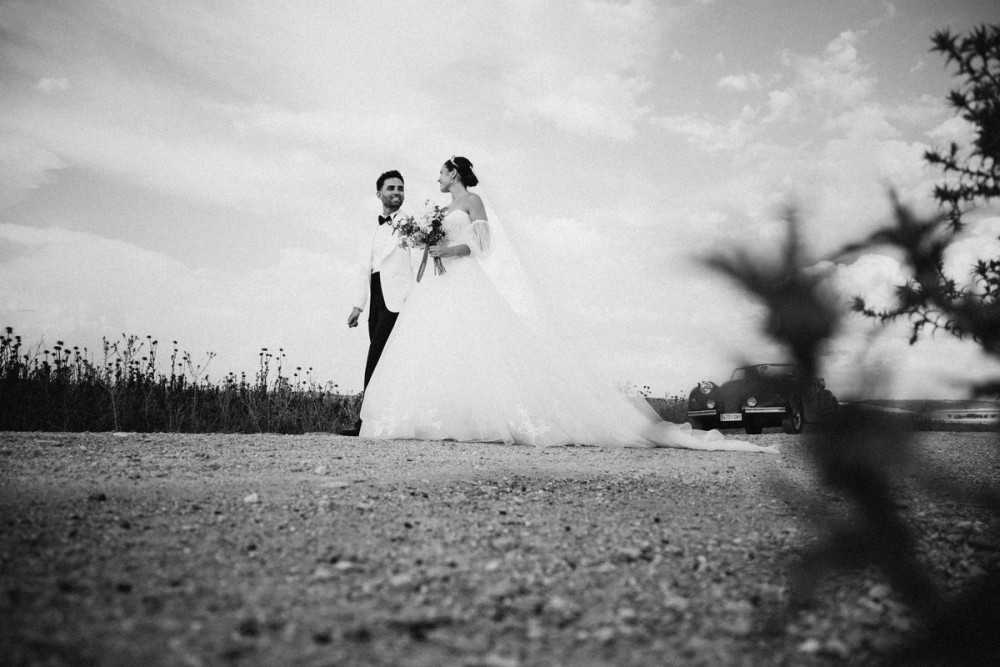 Pareja de novios paseando por el campo