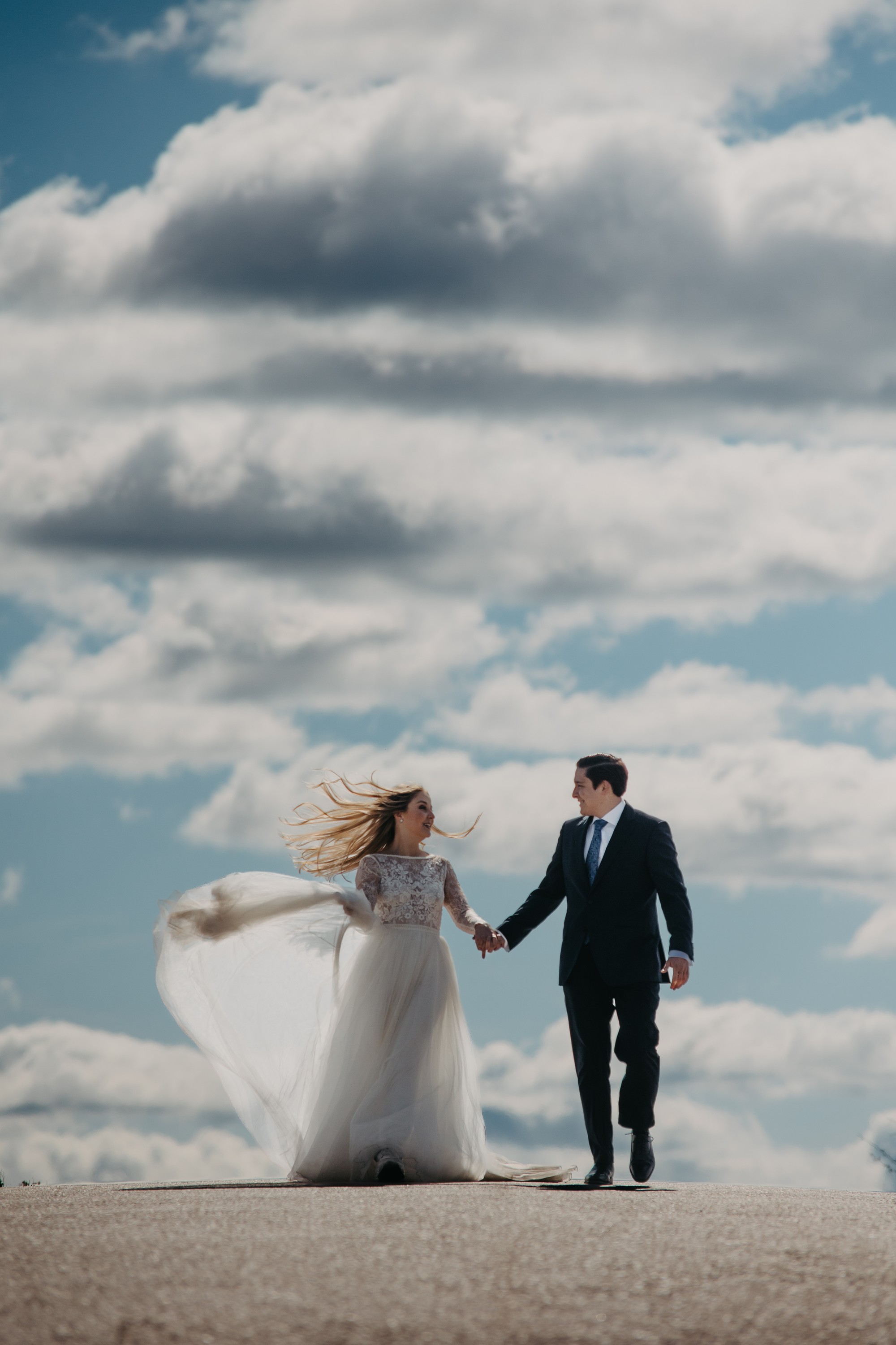 Los novios paseando