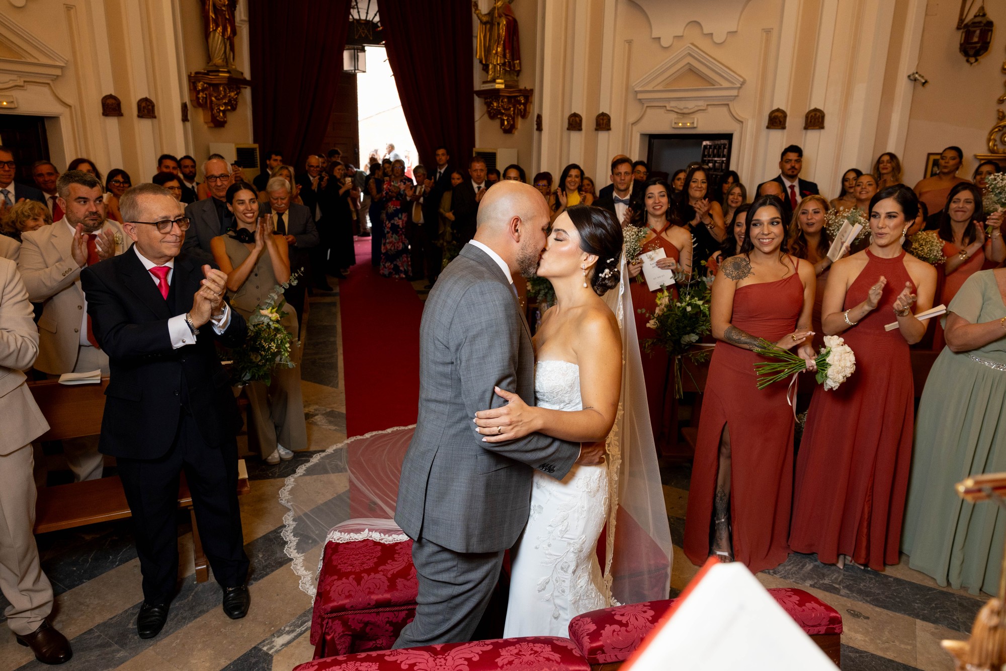 Los novios se besan ante el altar y la iglesia entera rompe a aplaudir