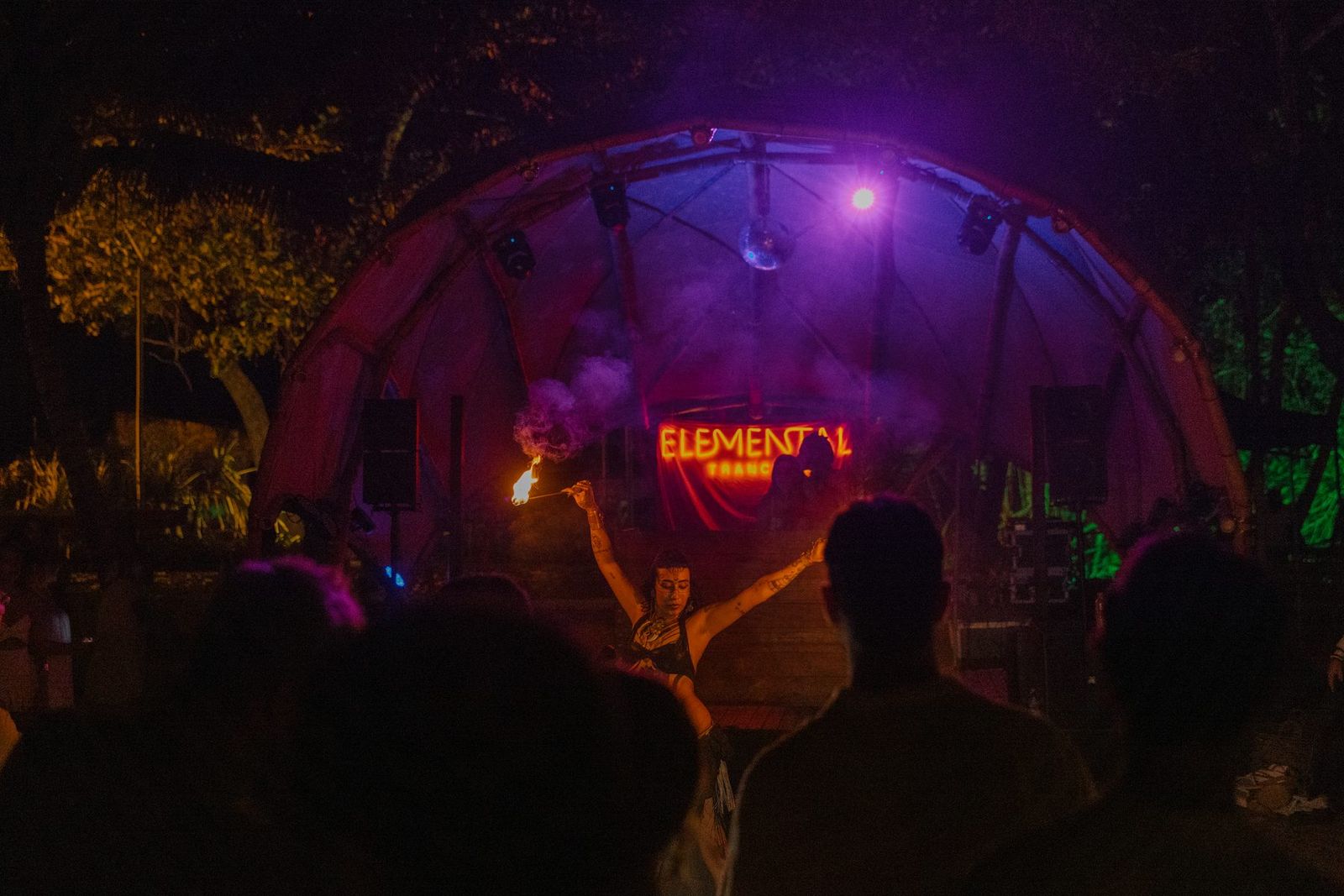 Performance com fogo no palco Elemental