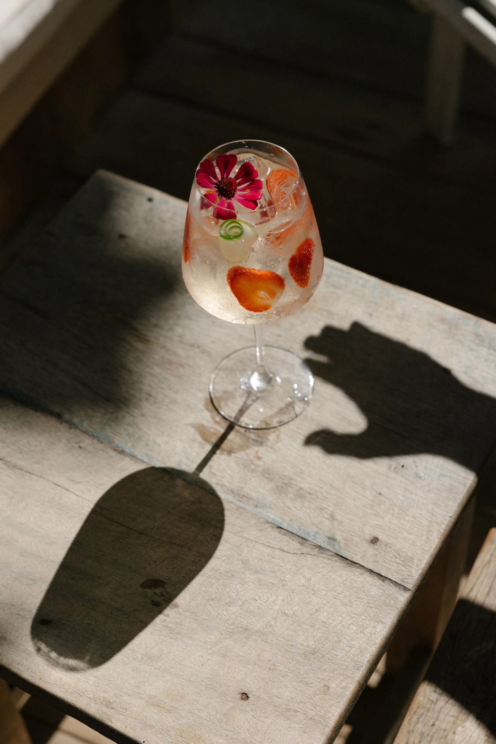 Drink com flor comestível ao sol