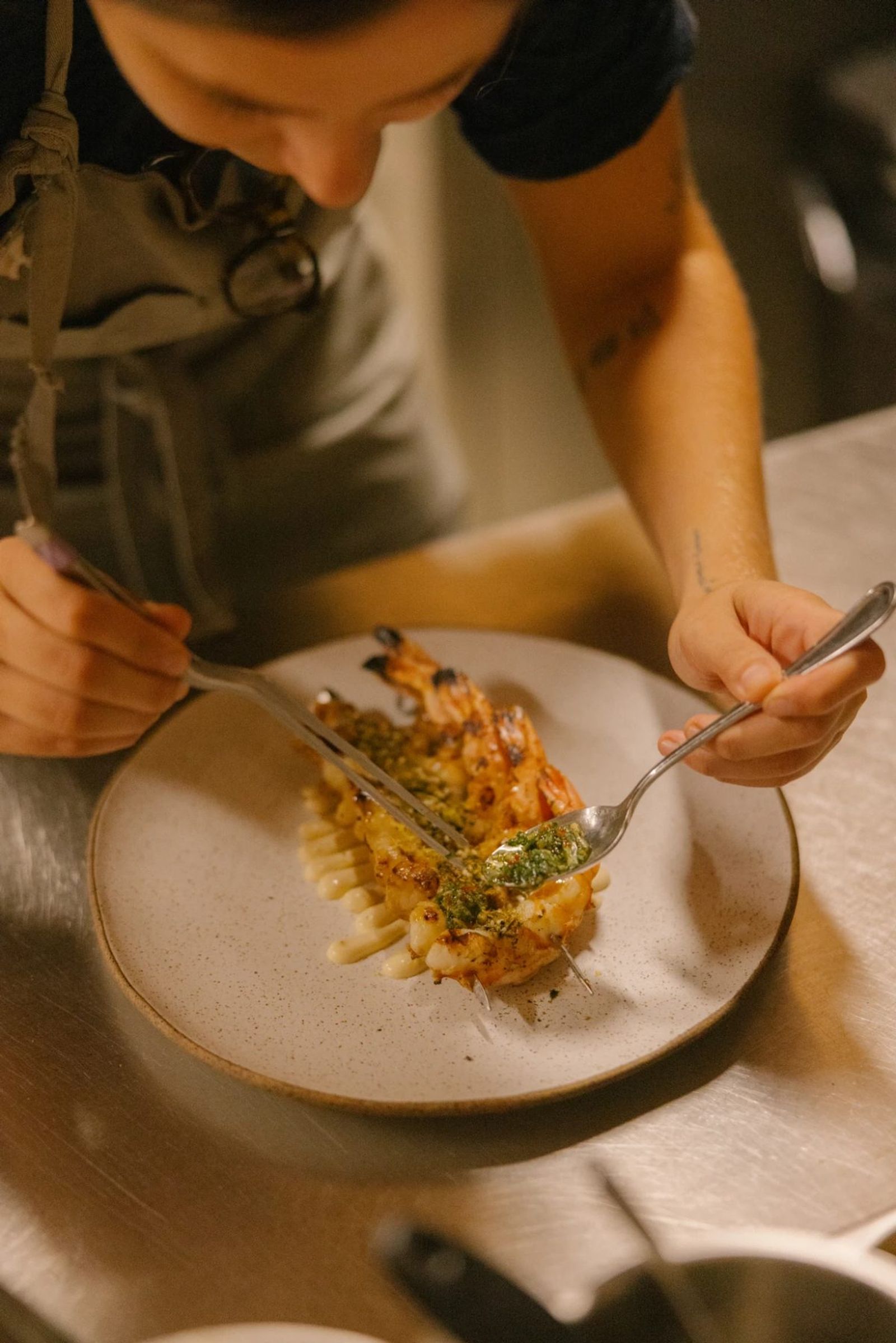Finalização de um prato na cozinha do Almar