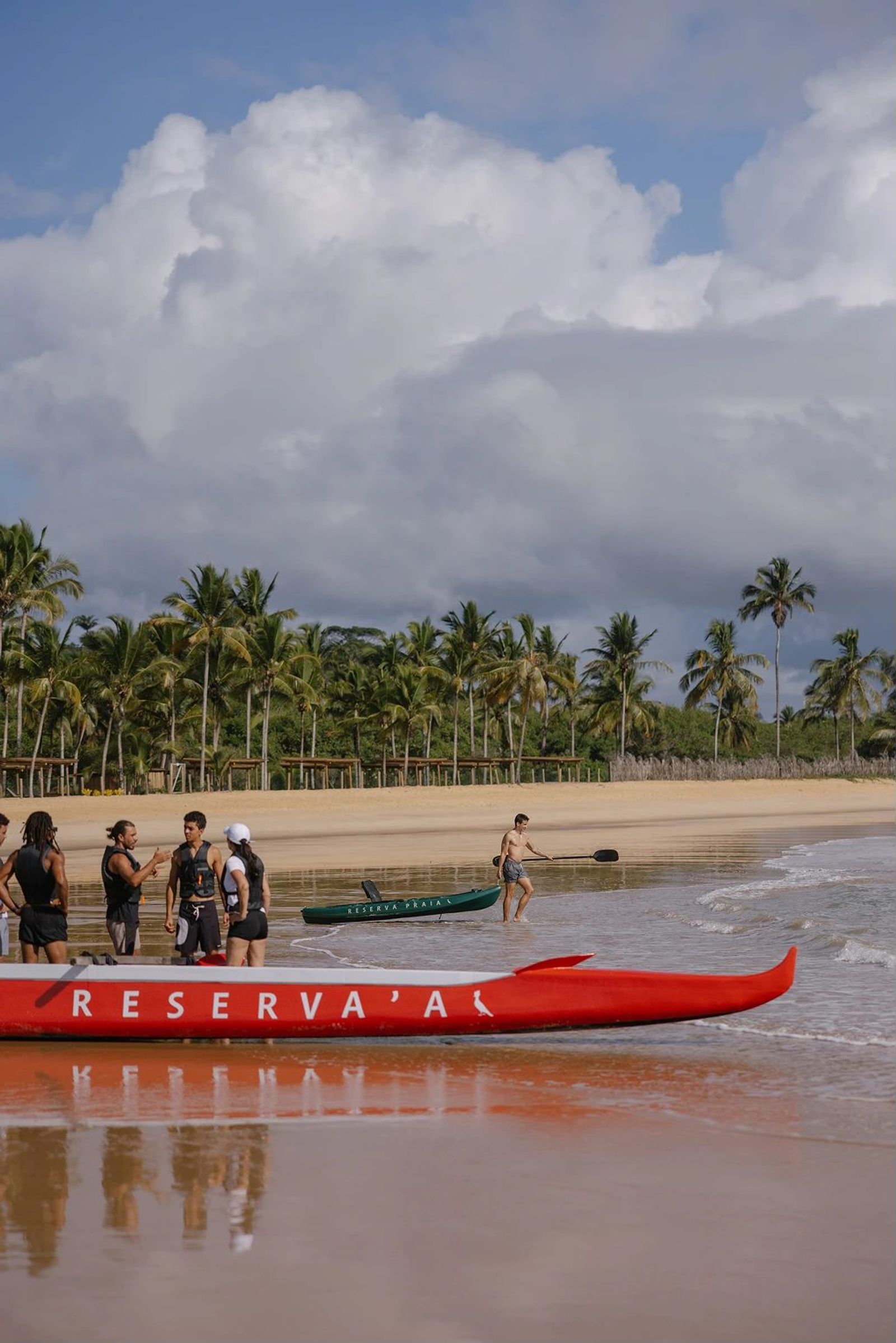 Canoa havaiana na beira da água