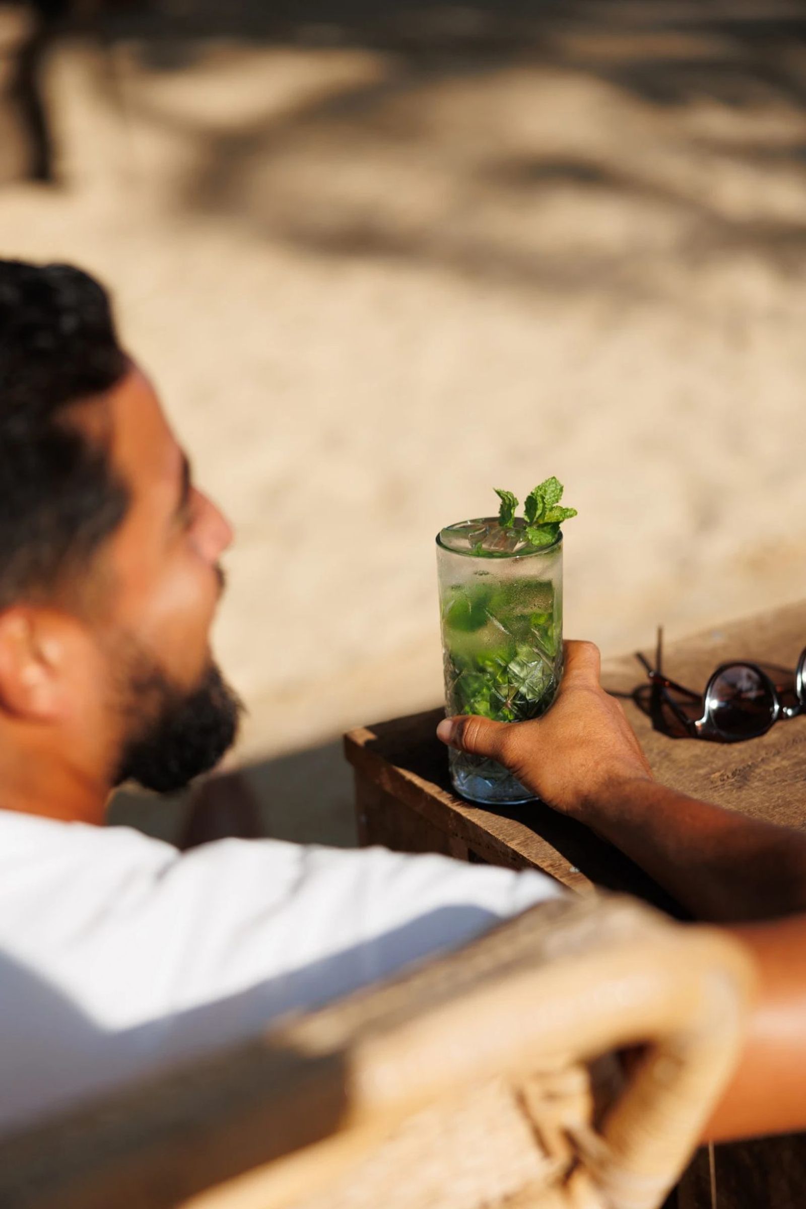 Drink gelado com a praia ao fundo