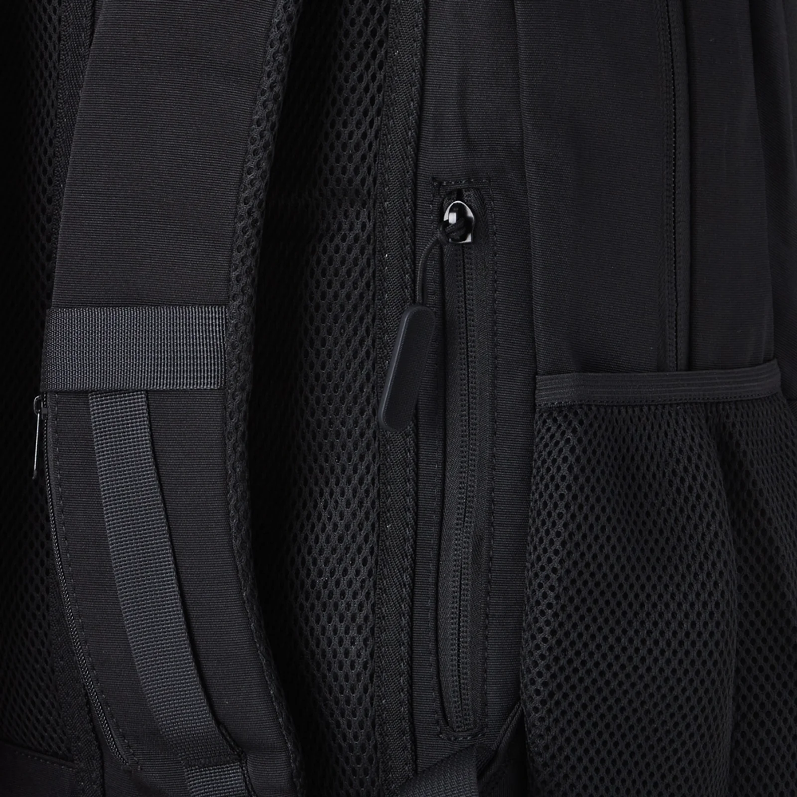 Mochila de Poliéster USB 28L
