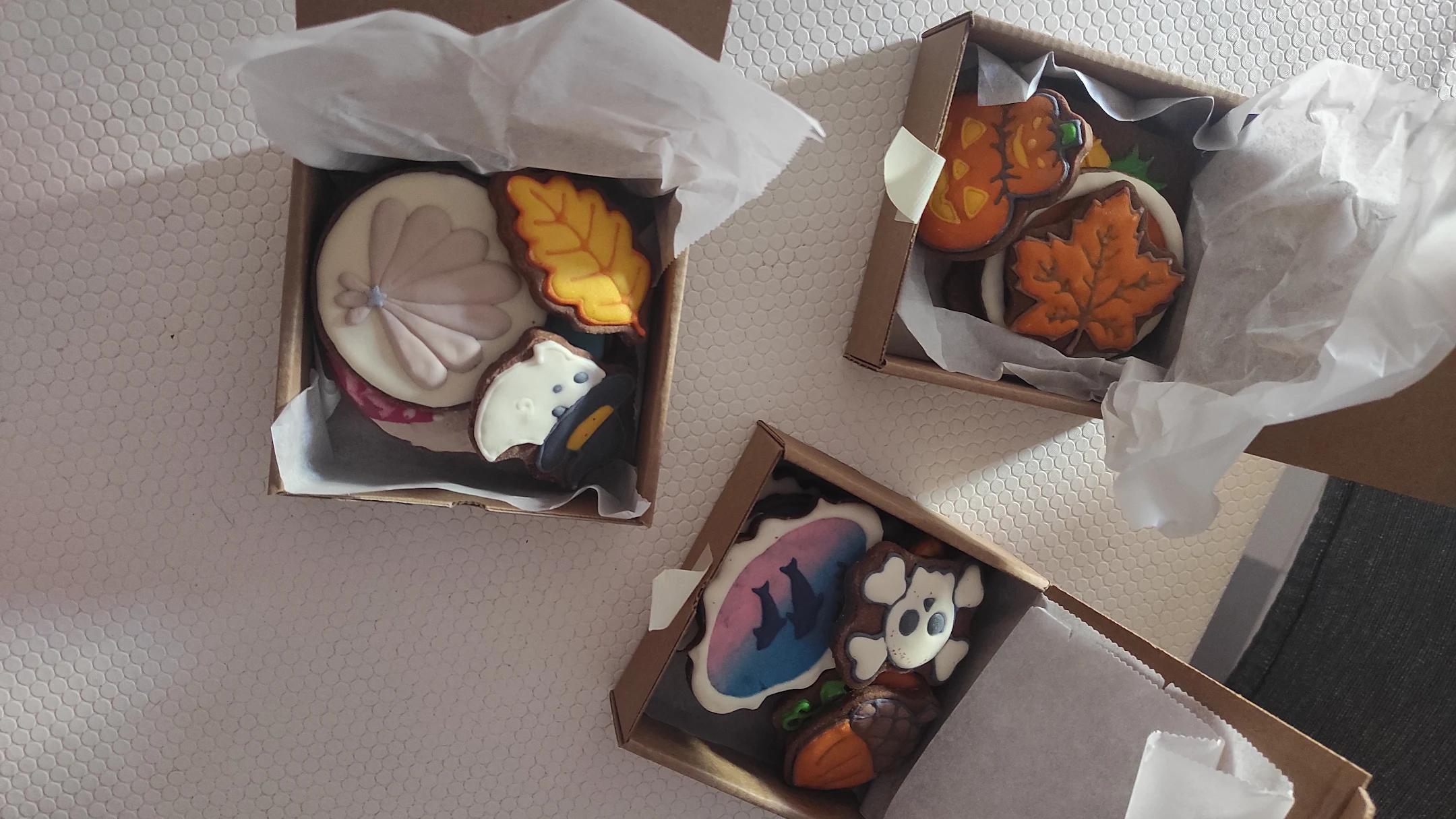 Bolachas de manteiga com cacau temáticas da Disney decoradas com motivos da Bela e o Monstro. - Bolos de aniversário no Porto | Bento Cakes, Cake Design, Bolachas Decoradas | Porto | Sahri Dessert Art