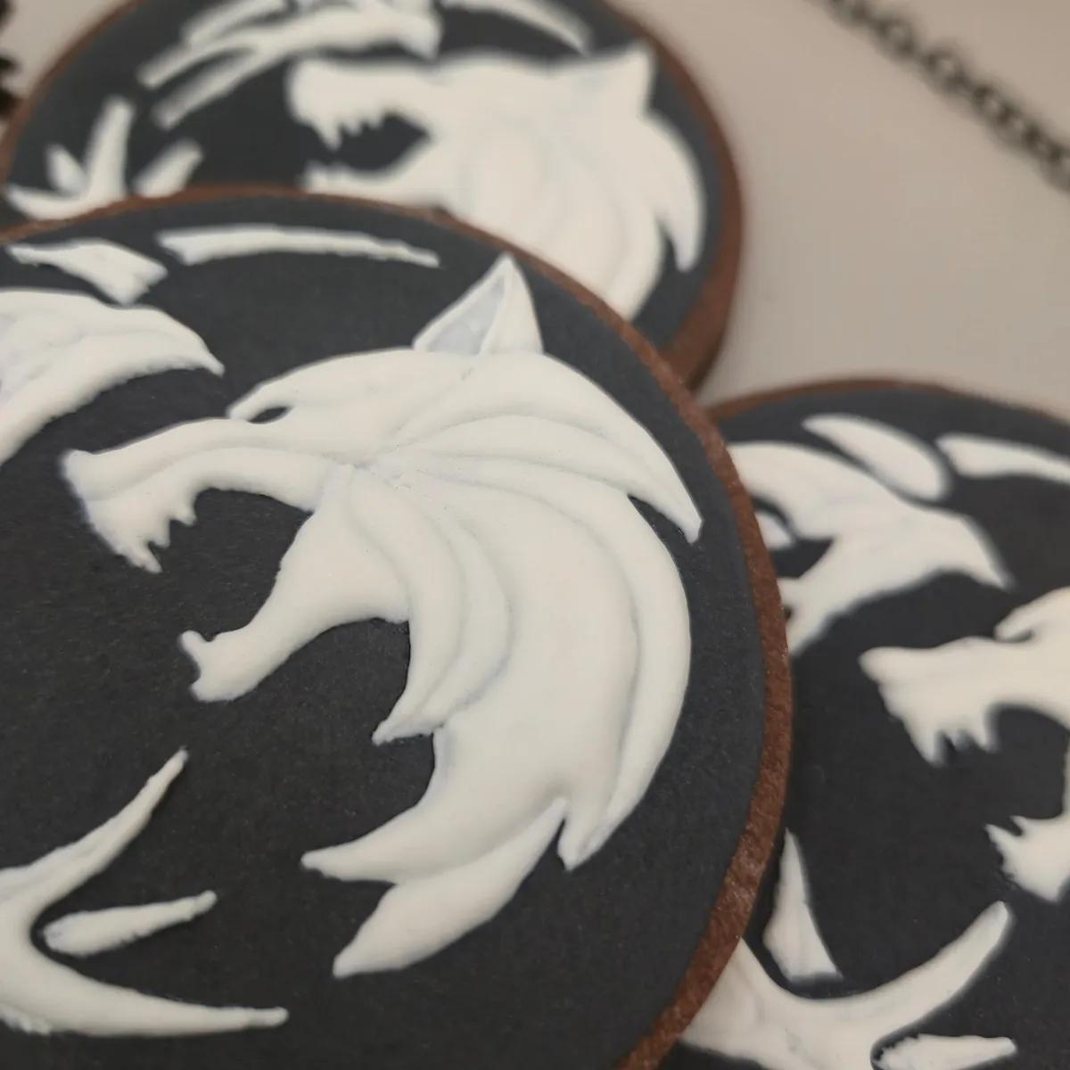 Bolachas Geek Personalizadas - The Witcher - Bolos de aniversário no Porto | Bento Cakes, Cake Design, Bolachas e Cupcakes | Porto | Sahri Dessert Art
