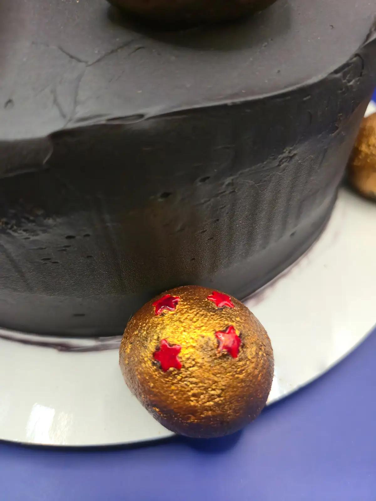 Bolo de Aniversário Geek Personalizado - Dragon Ball - Bolos de aniversário no Porto | Bento Cakes, Cake Design, Bolachas e Cupcakes | Porto | Sahri Dessert Art