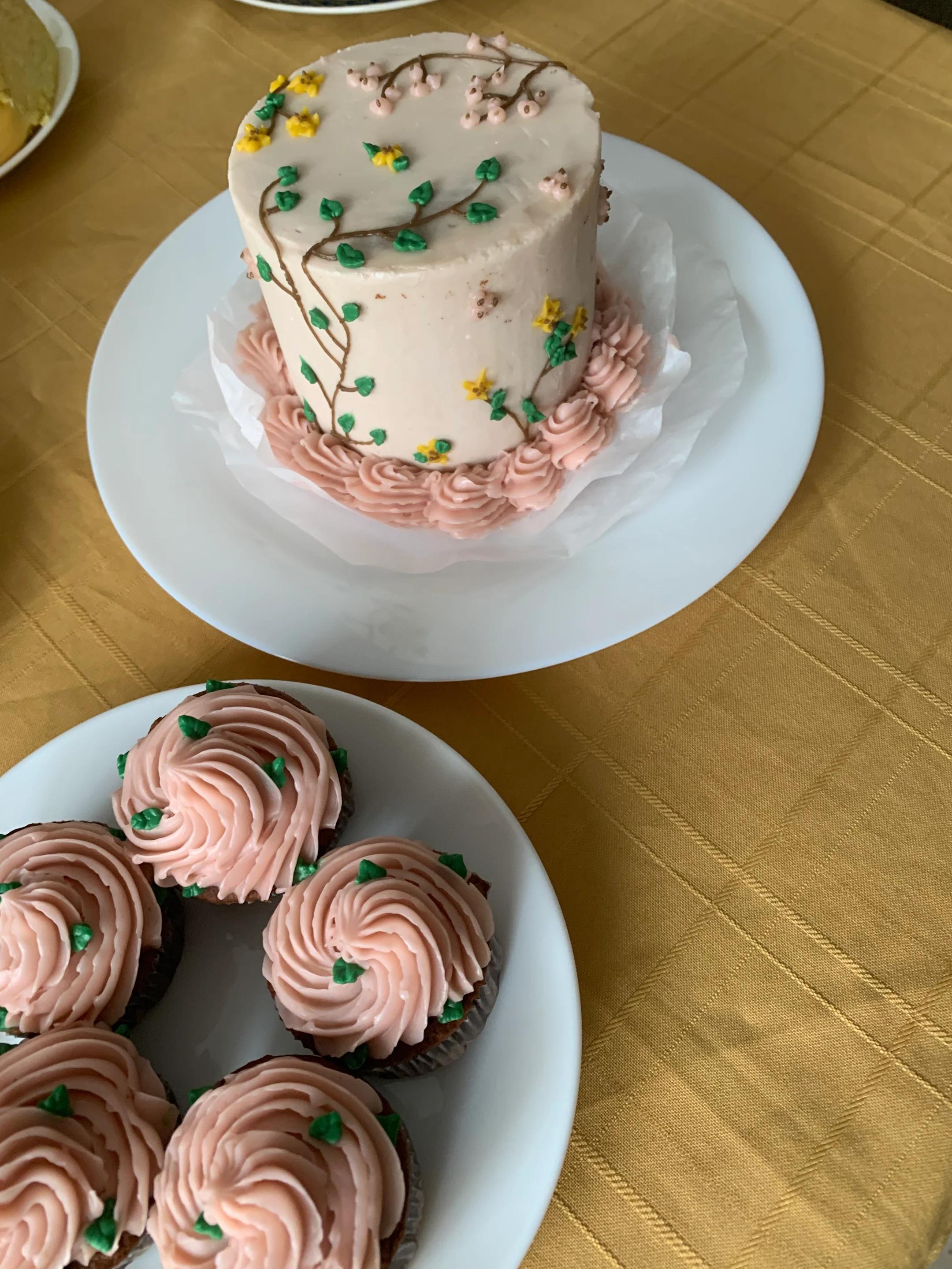 Bolachas de manteiga com cacau temáticas da Disney decoradas com motivos da Bela e o Monstro. - Bolos de aniversário no Porto | Bento Cakes, Cake Design, Bolachas Decoradas | Porto | Sahri Dessert Art