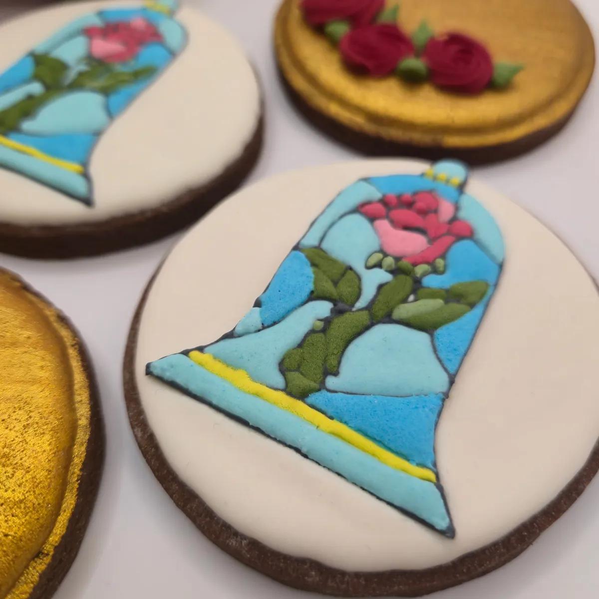 Bolachas Geek Personalizadas - A Bela e o Monstro - Bolos de aniversário no Porto | Bento Cakes, Cake Design, Bolachas e Cupcakes | Porto | Sahri Dessert Art