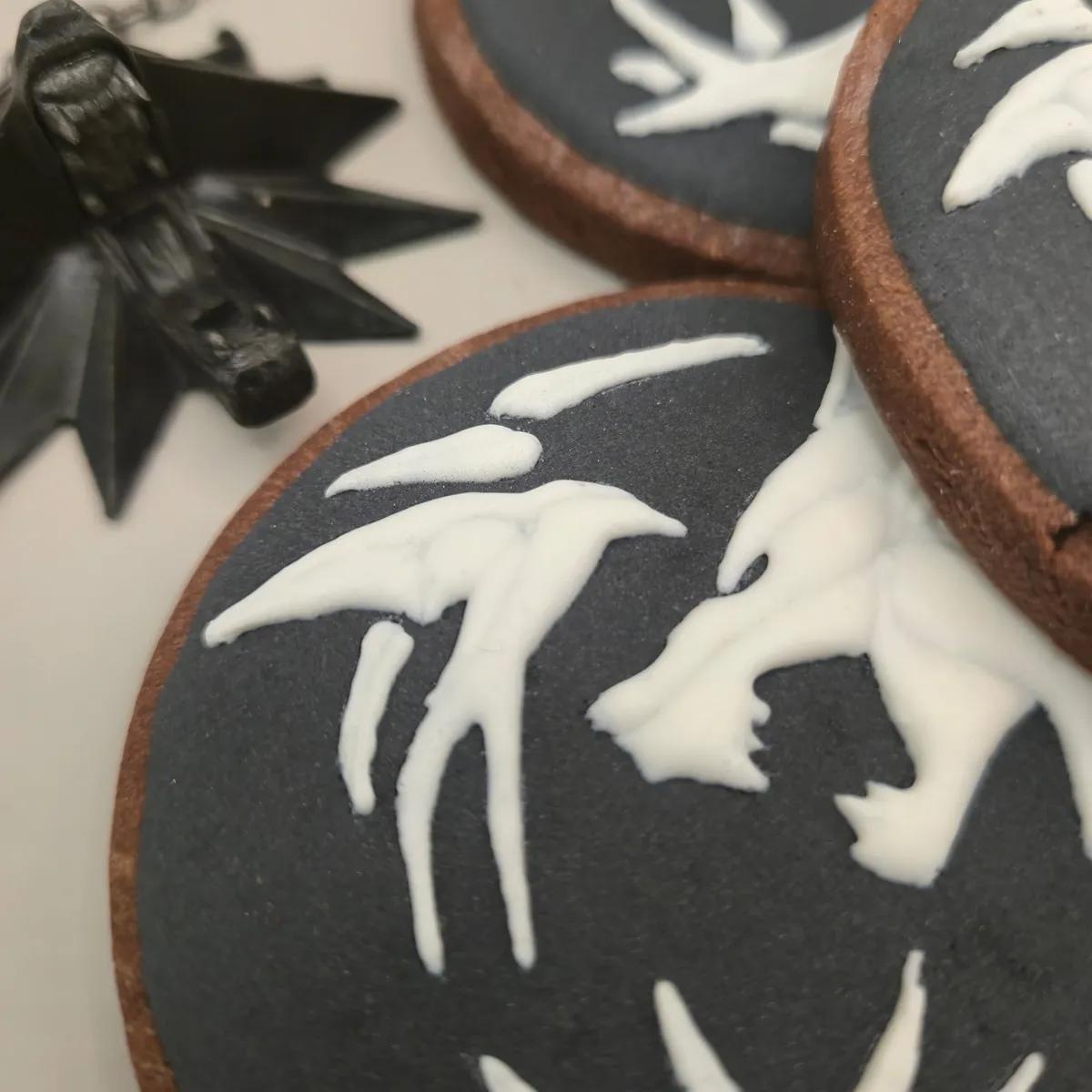 Bolachas Geek Personalizadas - The Witcher - Bolos de aniversário no Porto | Bento Cakes, Cake Design, Bolachas e Cupcakes | Porto | Sahri Dessert Art