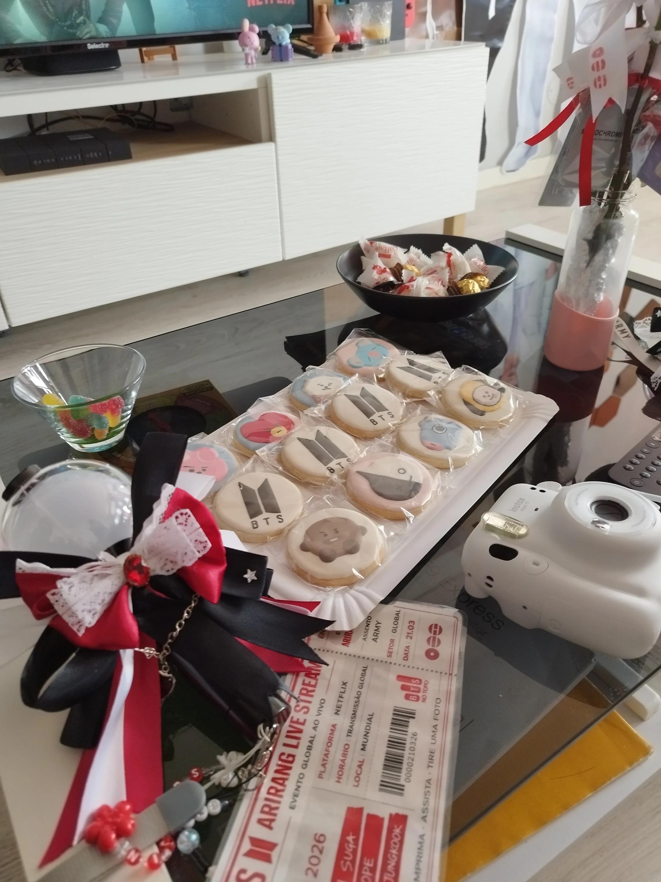 Bolachas de manteiga com cacau temáticas da Disney decoradas com motivos da Bela e o Monstro. - Bolos de aniversário no Porto | Bento Cakes, Cake Design, Bolachas Decoradas | Porto | Sahri Dessert Art