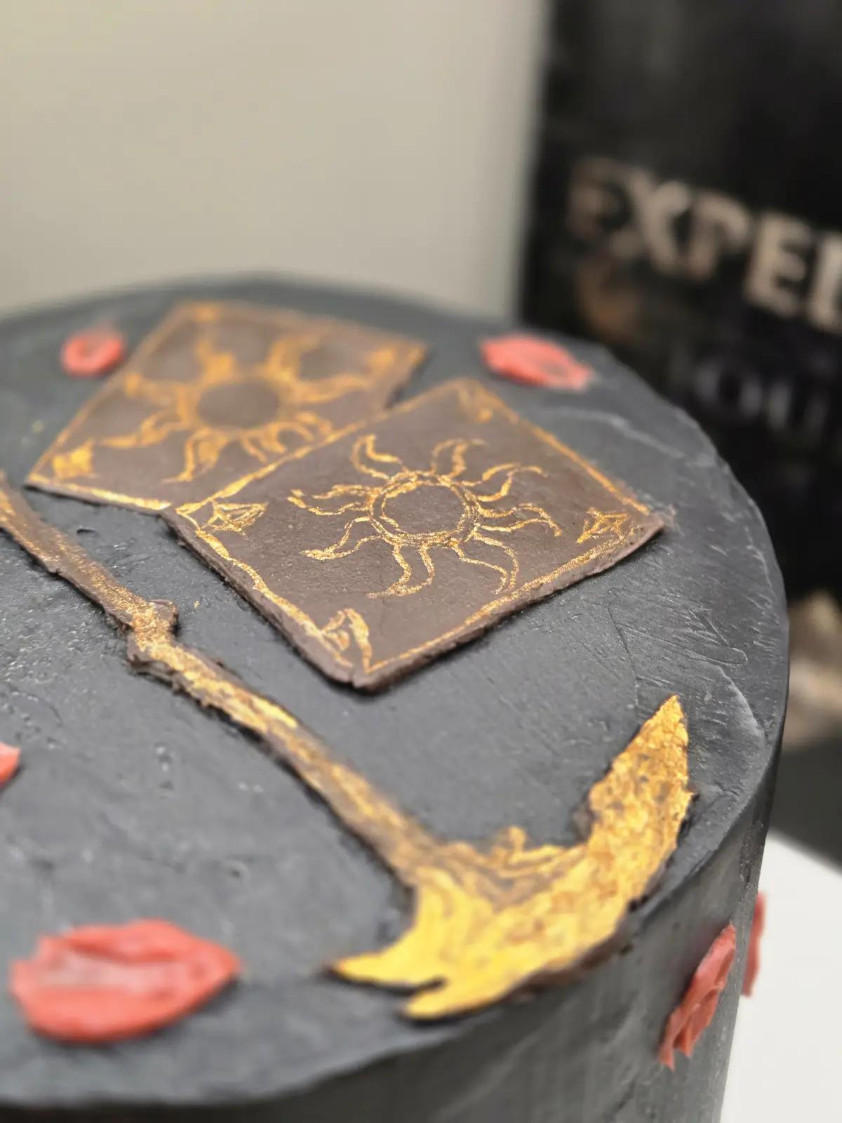 Bolo de Aniversário Geek Personalizado - Clair Obscur: Expedition 33 - Bolos de aniversário no Porto | Bento Cakes, Cake Design, Bolachas e Cupcakes | Porto | Sahri Dessert Art