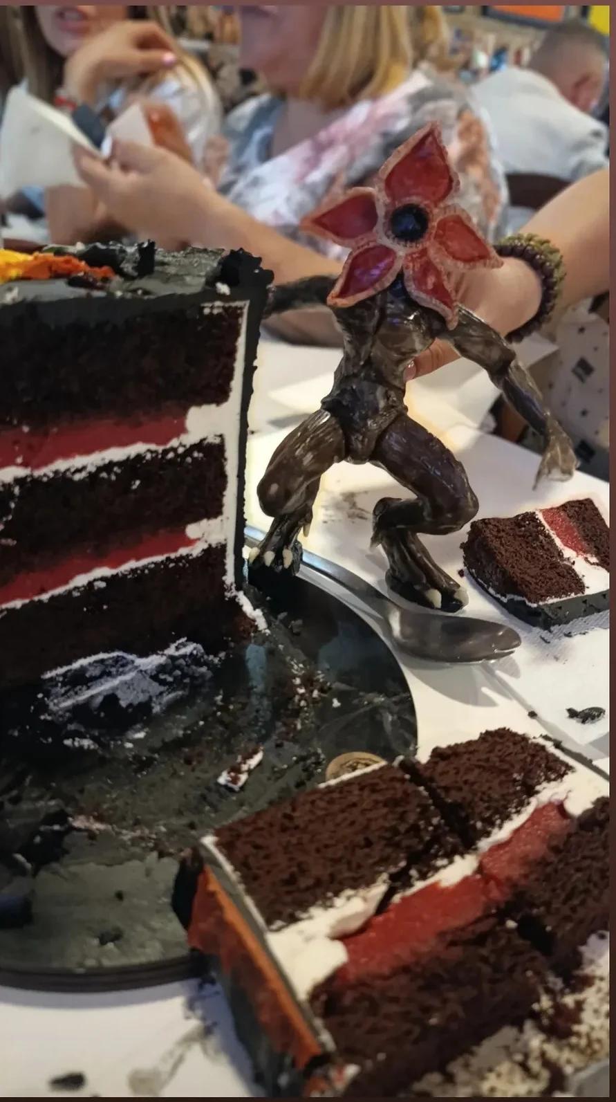 Bolachas de manteiga com cacau temáticas da Disney decoradas com motivos da Bela e o Monstro. - Bolos de aniversário no Porto | Bento Cakes, Cake Design, Bolachas Decoradas | Porto | Sahri Dessert Art