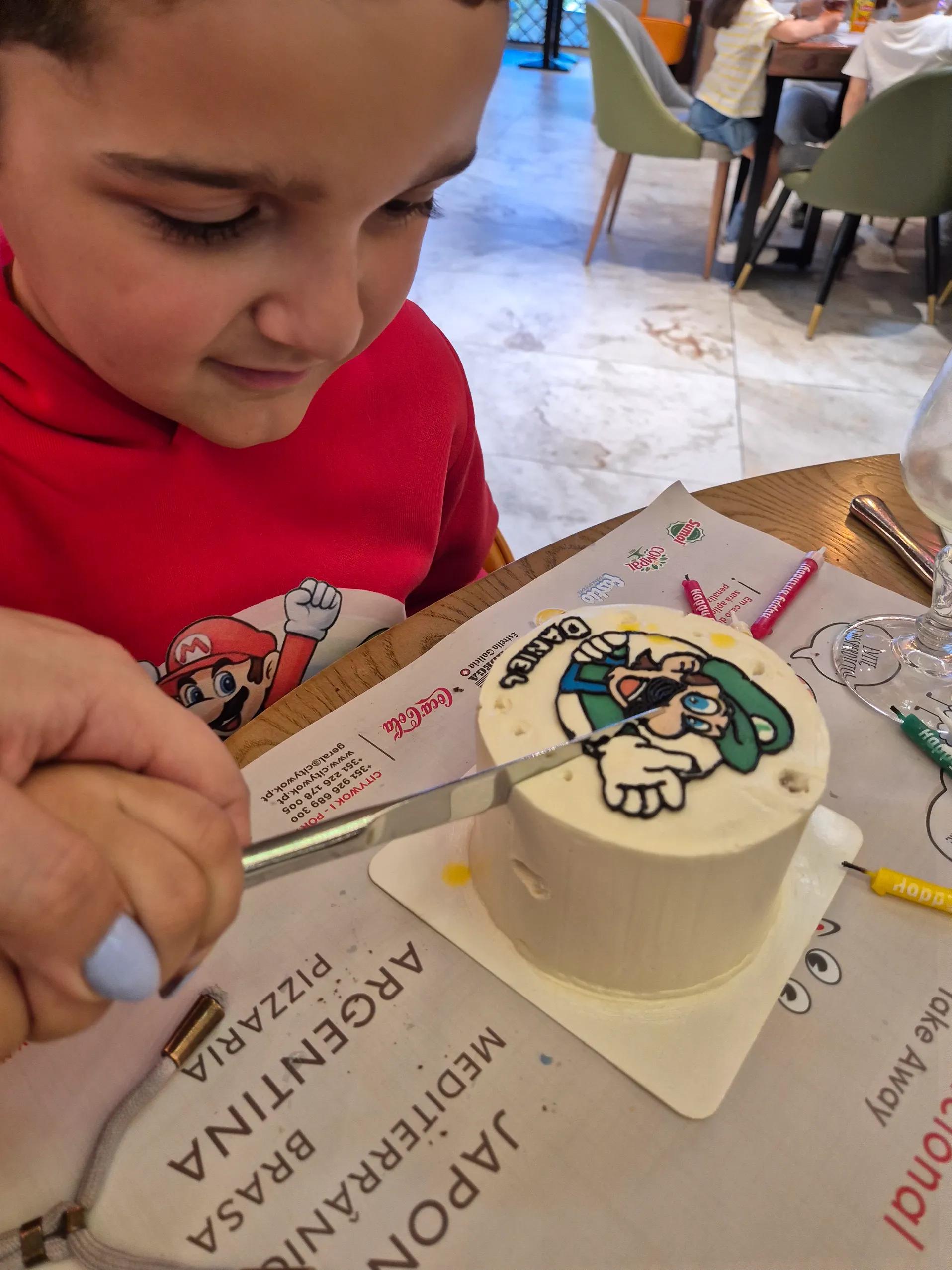 Bolachas de manteiga com cacau temáticas da Disney decoradas com motivos da Bela e o Monstro. - Bolos de aniversário no Porto | Bento Cakes, Cake Design, Bolachas Decoradas | Porto | Sahri Dessert Art