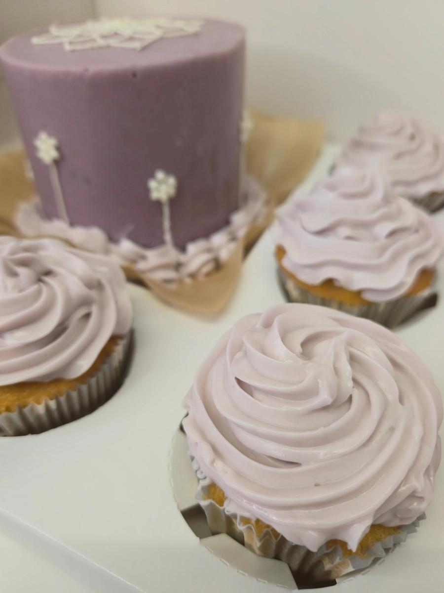 Combo Bento Cake & Cupcakes Personalizado - Os Violeta - Bolos de aniversário no Porto | Bento Cakes, Cake Design, Bolachas e Cupcakes | Porto | Sahri Dessert Art