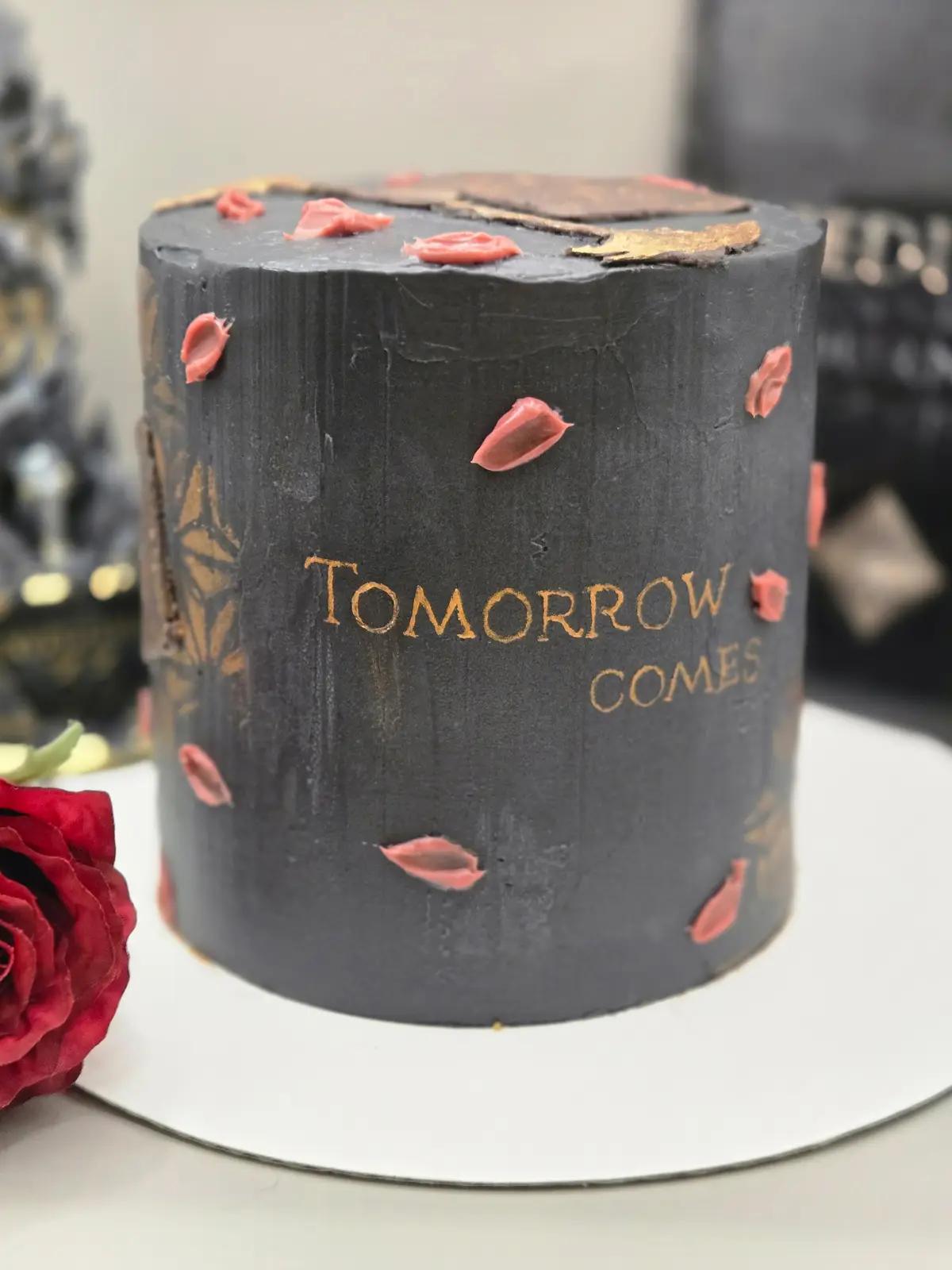 Bolo de Aniversário Geek Personalizado - Clair Obscur: Expedition 33 - Bolos de aniversário no Porto | Bento Cakes, Cake Design, Bolachas e Cupcakes | Porto | Sahri Dessert Art