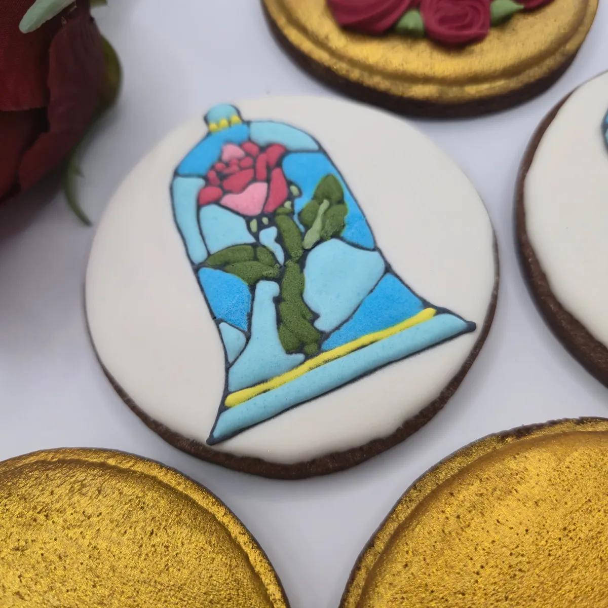 Bolachas Geek Personalizadas - A Bela e o Monstro - Bolos de aniversário no Porto | Bento Cakes, Cake Design, Bolachas e Cupcakes | Porto | Sahri Dessert Art