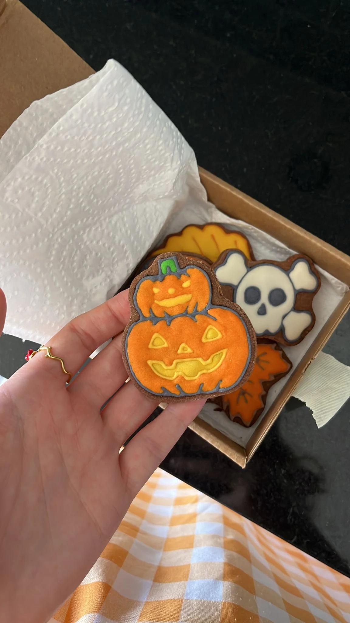 Bolachas de manteiga com cacau temáticas da Disney decoradas com motivos da Bela e o Monstro. - Bolos de aniversário no Porto | Bento Cakes, Cake Design, Bolachas Decoradas | Porto | Sahri Dessert Art