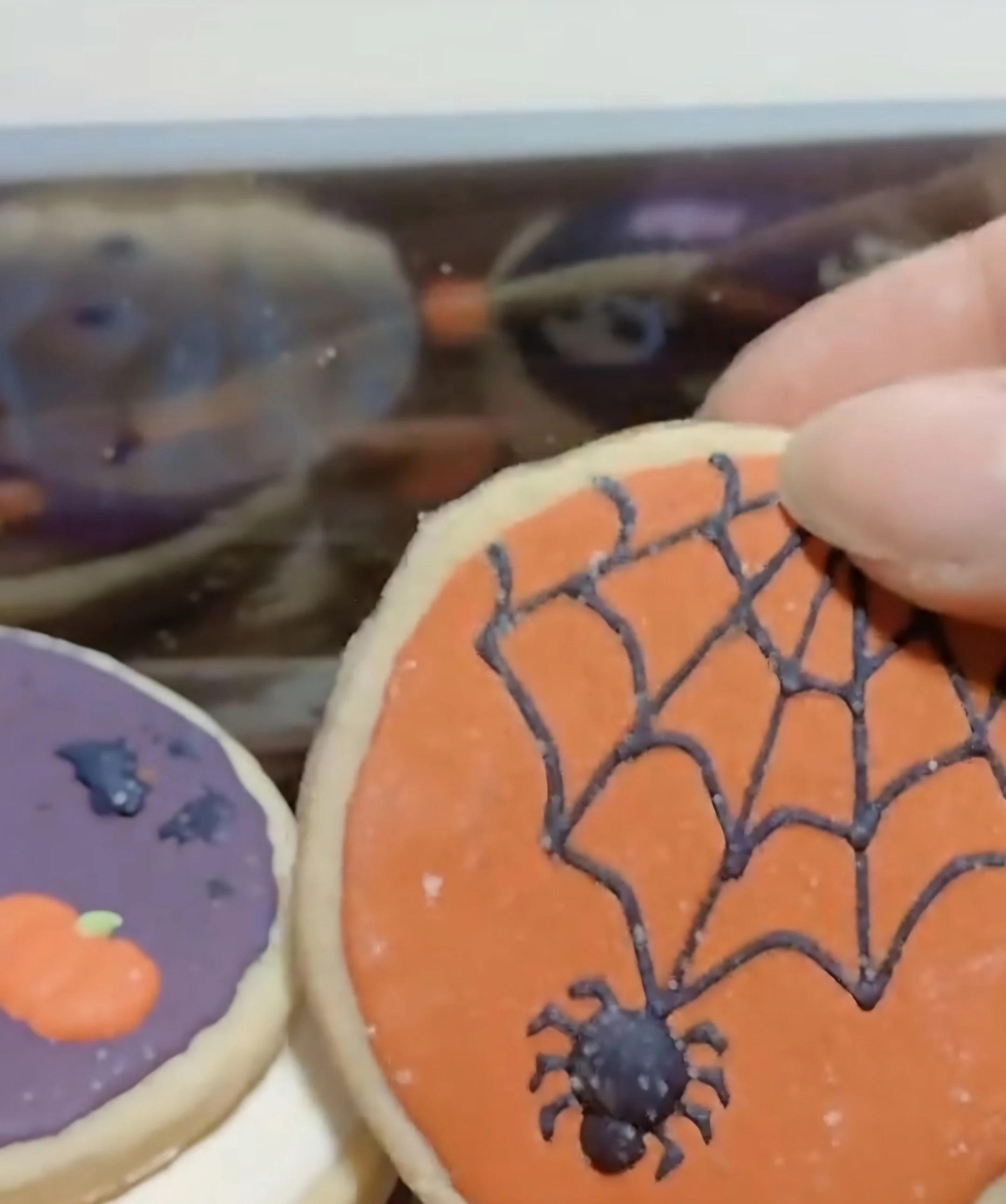 Bolachas de manteiga com cacau temáticas da Disney decoradas com motivos da Bela e o Monstro. - Bolos de aniversário no Porto | Bento Cakes, Cake Design, Bolachas Decoradas | Porto | Sahri Dessert Art