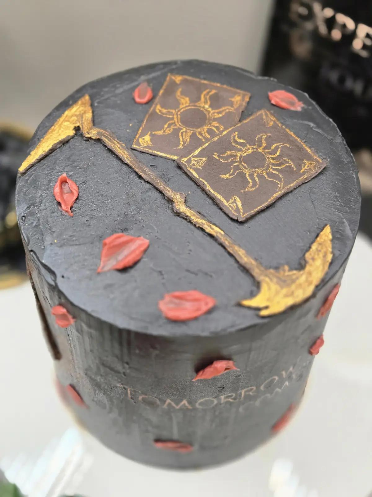 Bolo de Aniversário Geek Personalizado - Clair Obscur: Expedition 33 - Bolos de aniversário no Porto | Bento Cakes, Cake Design, Bolachas e Cupcakes | Porto | Sahri Dessert Art