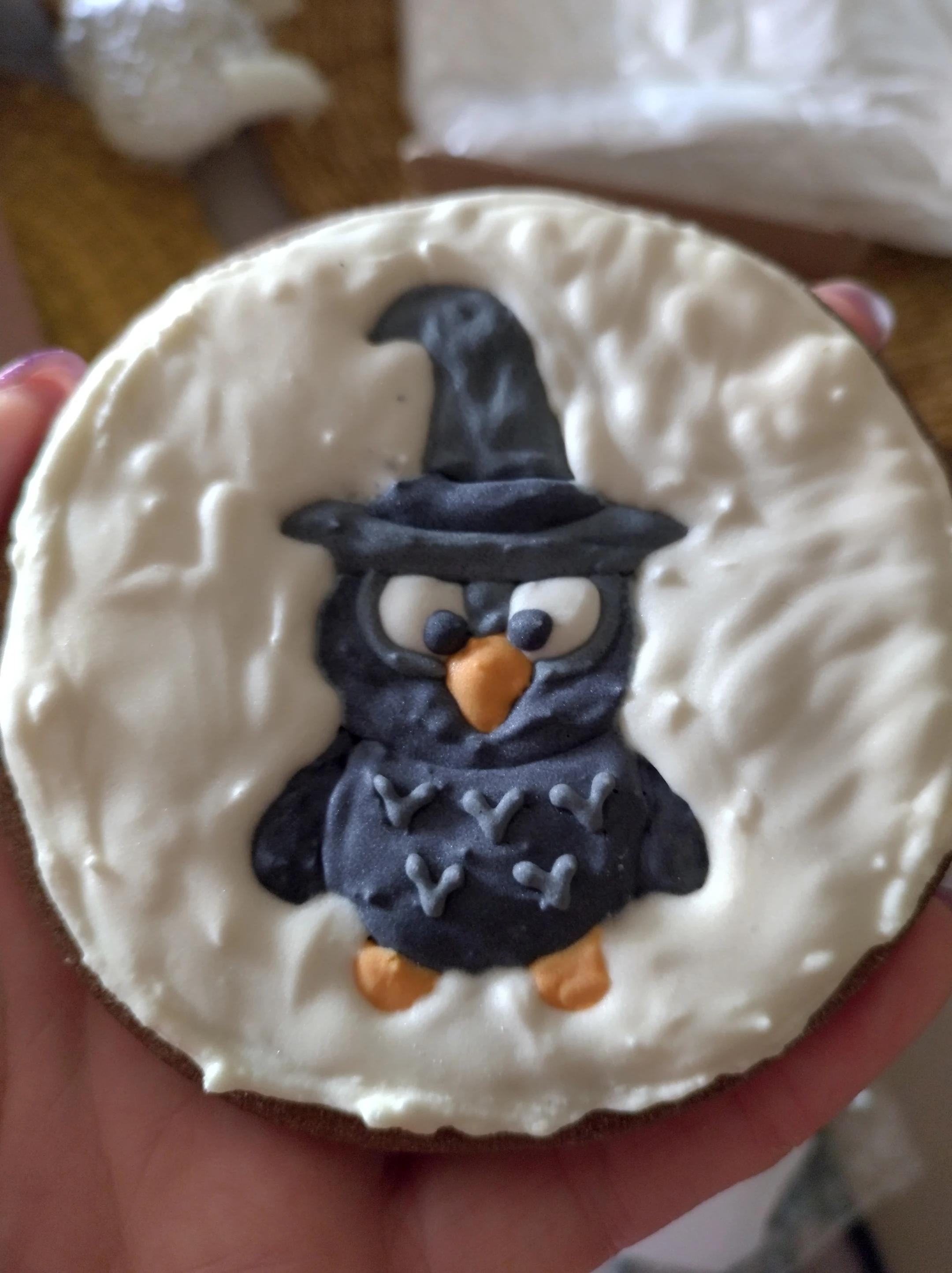 Bolachas de manteiga com cacau temáticas da Disney decoradas com motivos da Bela e o Monstro. - Bolos de aniversário no Porto | Bento Cakes, Cake Design, Bolachas Decoradas | Porto | Sahri Dessert Art